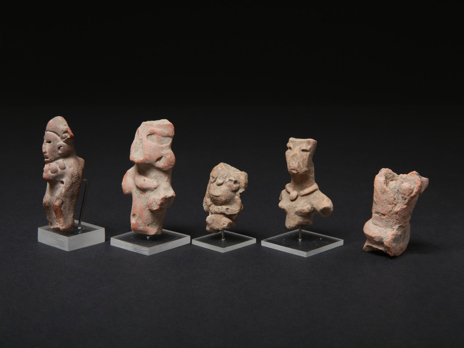 Lot consisting of five terracotta fragments: Lot bestehend aus fünf Terrakotta-Fragmenten Mit 4 Sockel / with 4 bases Terrakotta. H 4 - 6,5 cm. Provenienz: - vermutl. Museum Bally-Prior, Schönenwerd. - Schweizer Privatsammlung, Bern.