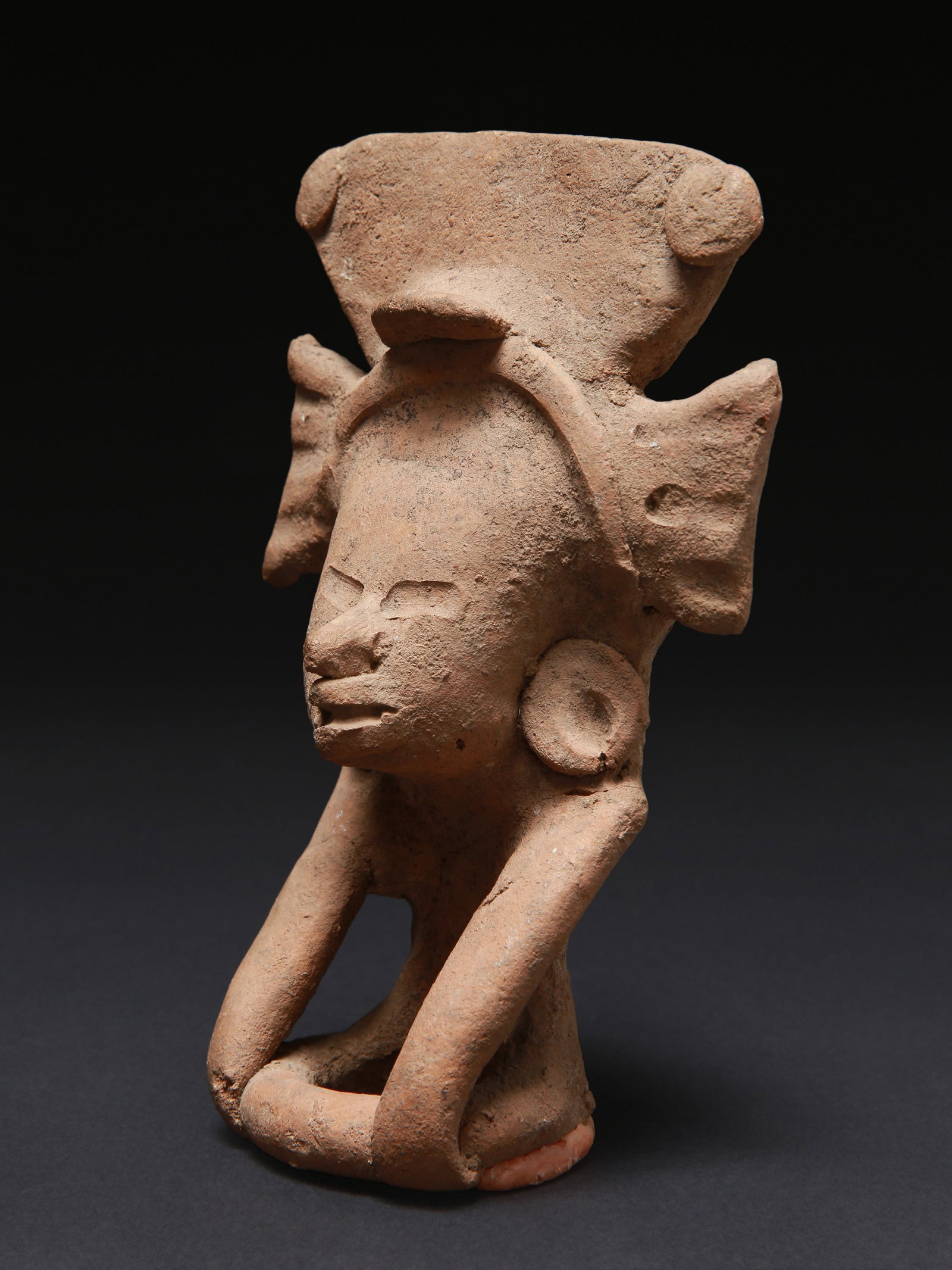 A Veracruz seated Figure: Sitzende Figur Veracruz Ohne Sockel / without base Terrakotta. H 17 cm. Provenienz: - vermutl. Museum Bally-Prior, Schönenwerd. - Schweizer Privatsammlung, Bern. CHF 200 / 400