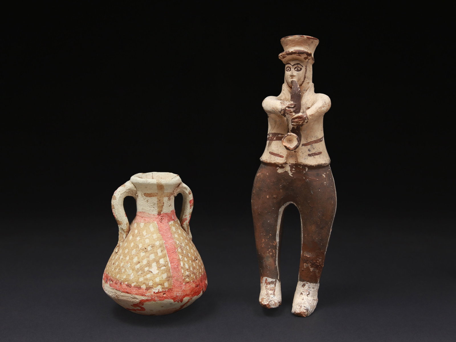 Lot consisting of a Figure and a Vessel, both 20th Century: Lot bestehend aus einer Figur und einem Gefäss, 20. Jh. Ohne Sockel / without base Terrakotta. H 16 - 32 cm. Provenienz: Schweizer Privatsammlung, Bern. Figur: Vermutlich eine