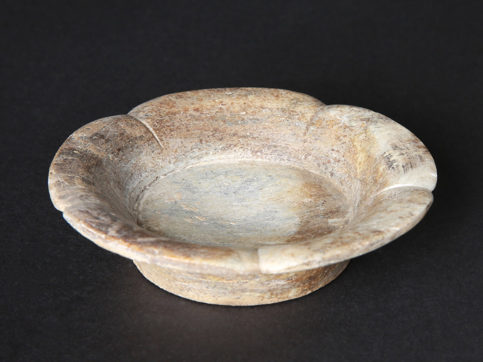 An Indus Valley (?) Bowl: Schale Indus-Kultur (?) Ohne Sockel / without base Steatit. H 2,5 cm. Ø 10,5 cm. Provenienz: Schweizer Privatsammlung, Basel. CHF 100 / 200