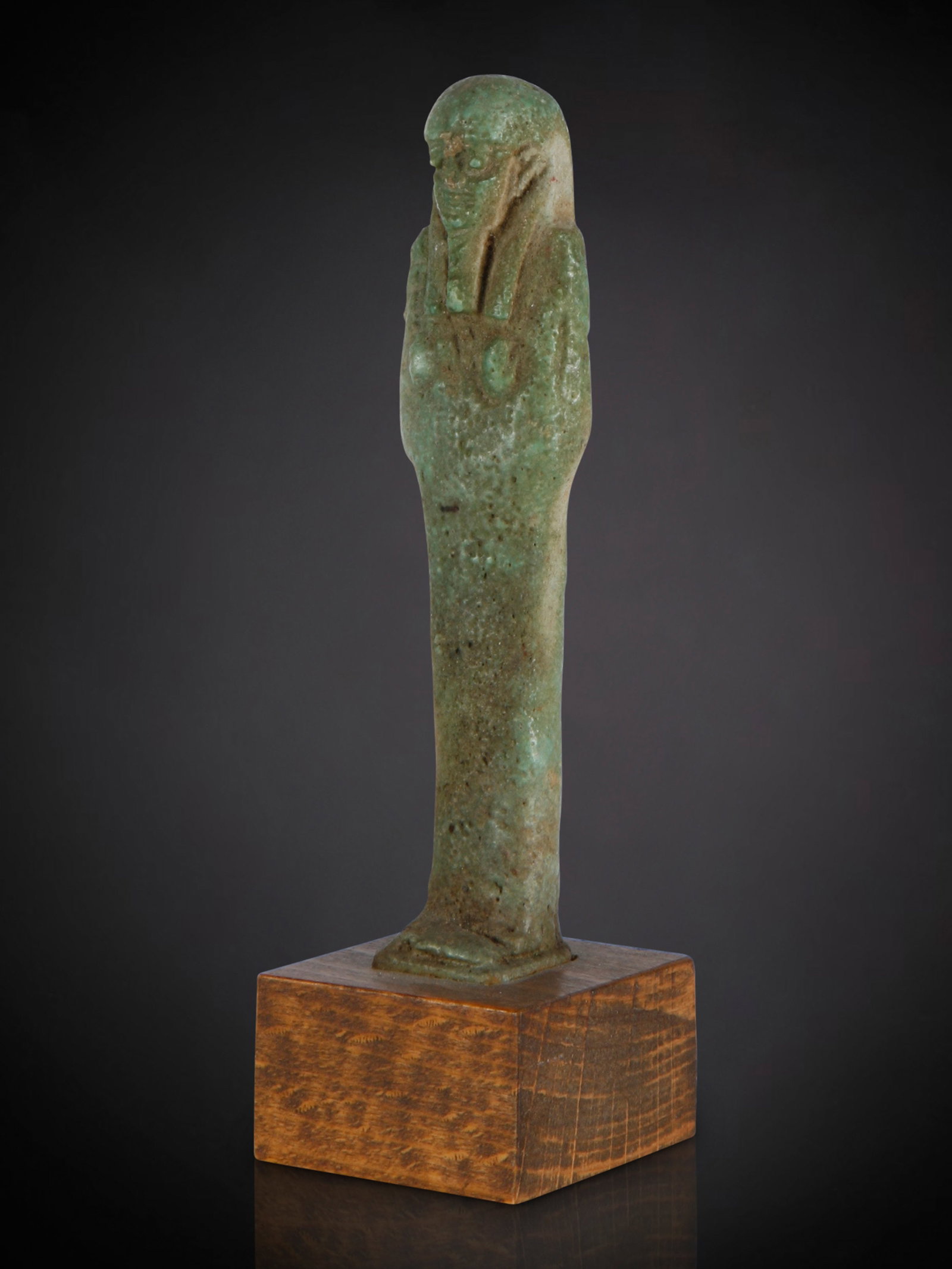 An Egyptian Fayence Ushabti: Uschebti Ägypten Mit Sockel / with base Ägyptische Fayence. H 9,5 cm. Provenienz: - Schweizer Privatsammlung, Zürich. - Hammer Auktionen, Basel, 07.12.2018, Lot 66. - Claudine