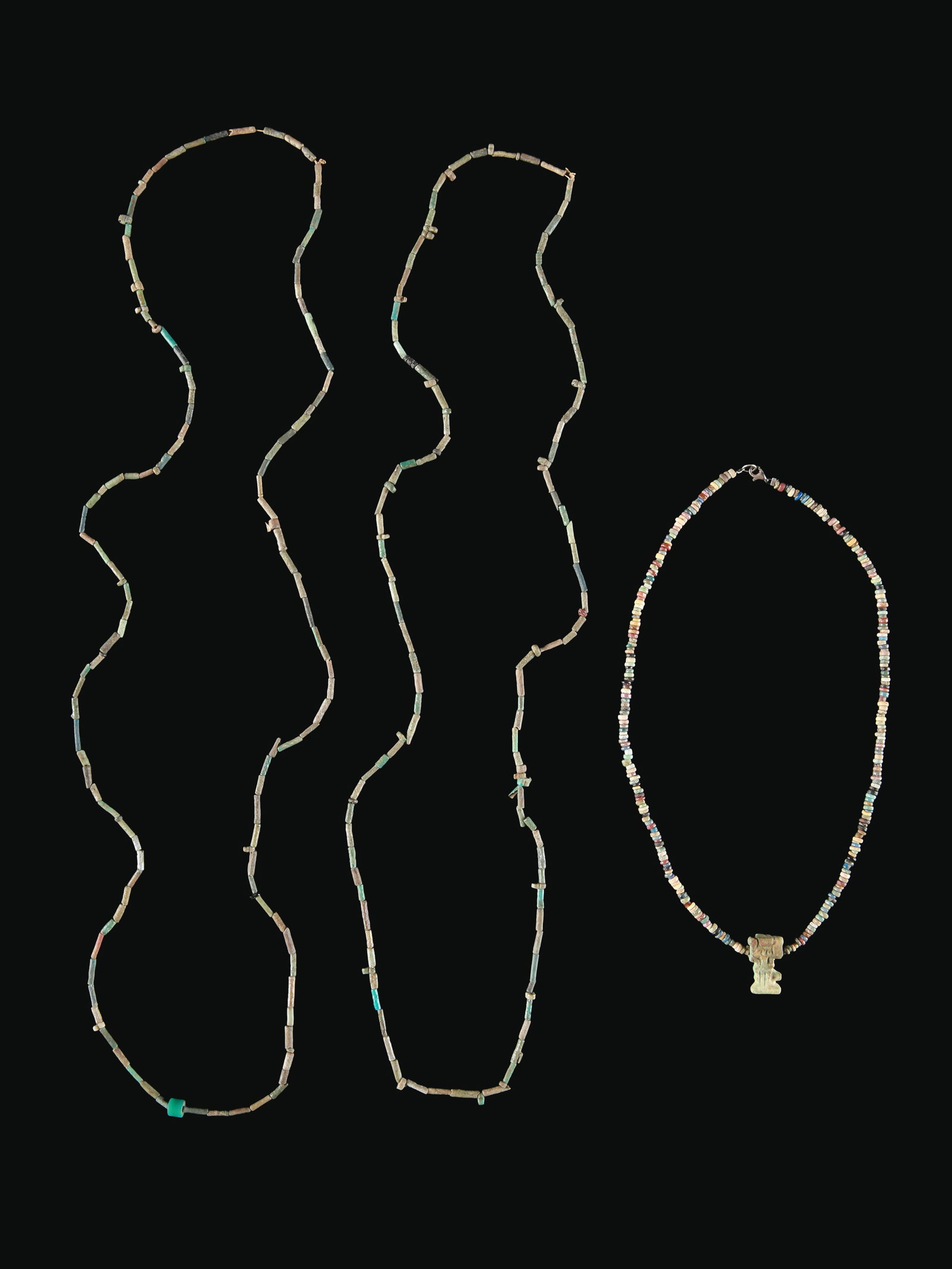 3 Egyptian Necklaces made of Faience Beads: 3 Colliers aus Fayence-Perlen Ägypten Ohne Sockel / without base Ägyptische Fayence. L 22 - 44 cm. Provenienz: - TimeLine Auctions, Harwich, 25.02.2020, Lot 0795. - Schweizer Privatsammlung,