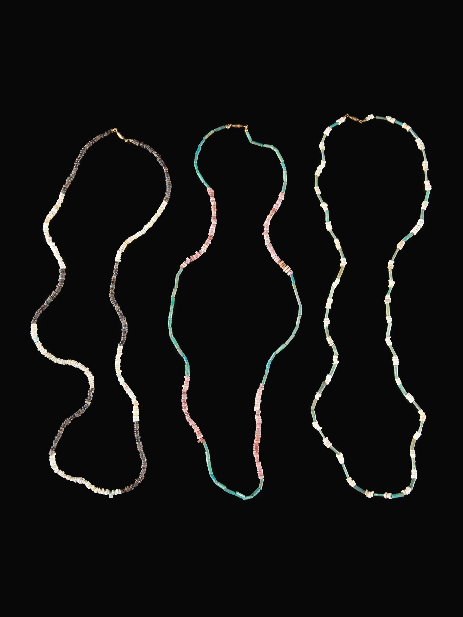 3 Egyptian Necklaces made of Faience Beads: 3 Colliers aus Fayence-Perlen Ägypten Ohne Sockel / without base Ägyptische Fayence. L 37 - 39 cm. Provenienz: - TimeLine Auctions, Harwich, 25.02.2020, Lot 0795. - Schweizer Privatsammlung,