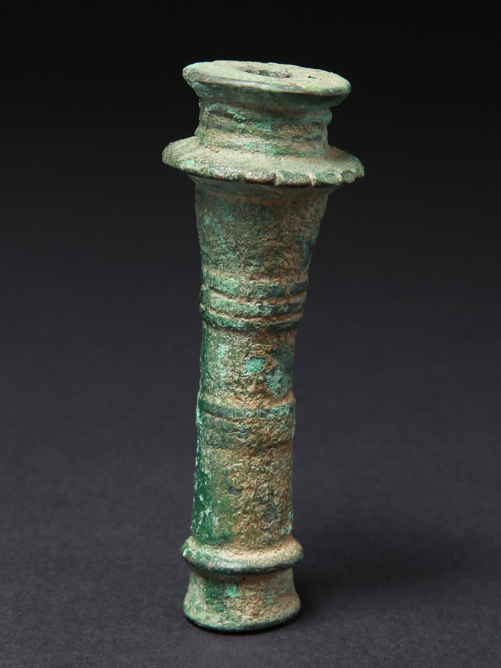A Bronze Age Mace Head: Bronzezeitliche Keulenkopf Ohne Sockel / without base Kupferlegierung. H 11,5 cm. Ø 4 cm. Provenienz: - britischer Kunstmarkt. - 1990er Jahre: englische Sammlung. - Pax Romana Auctions, London,
