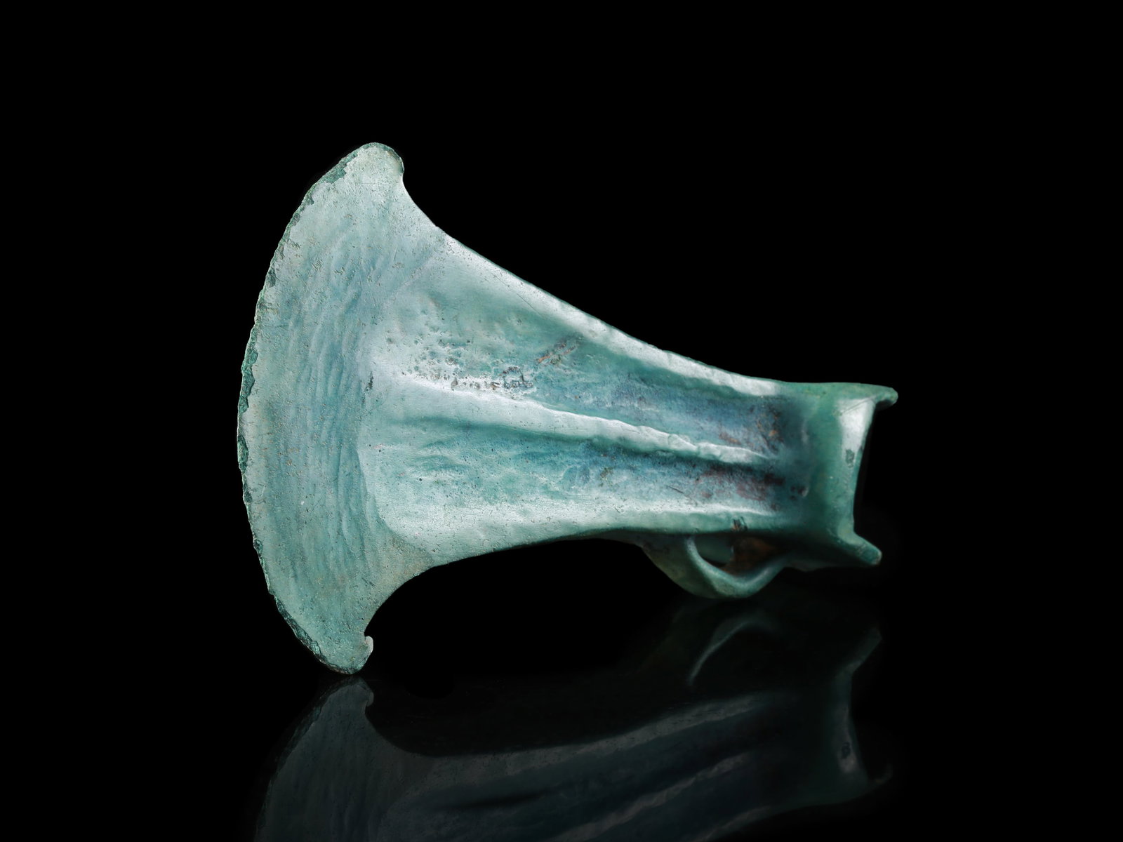 A British Bronze Age Truncated Looped Palstave Axehead: Bronzezeitliches Fragment eines Absatzbeils mit Schlaufe England, Derbyshire Ohne Sockel / without base Kupferlegierung. H 10 cm. B 6,5 cm. Provenienz: - Sammlung J.C., Birmingham. - TimeLine Auctions