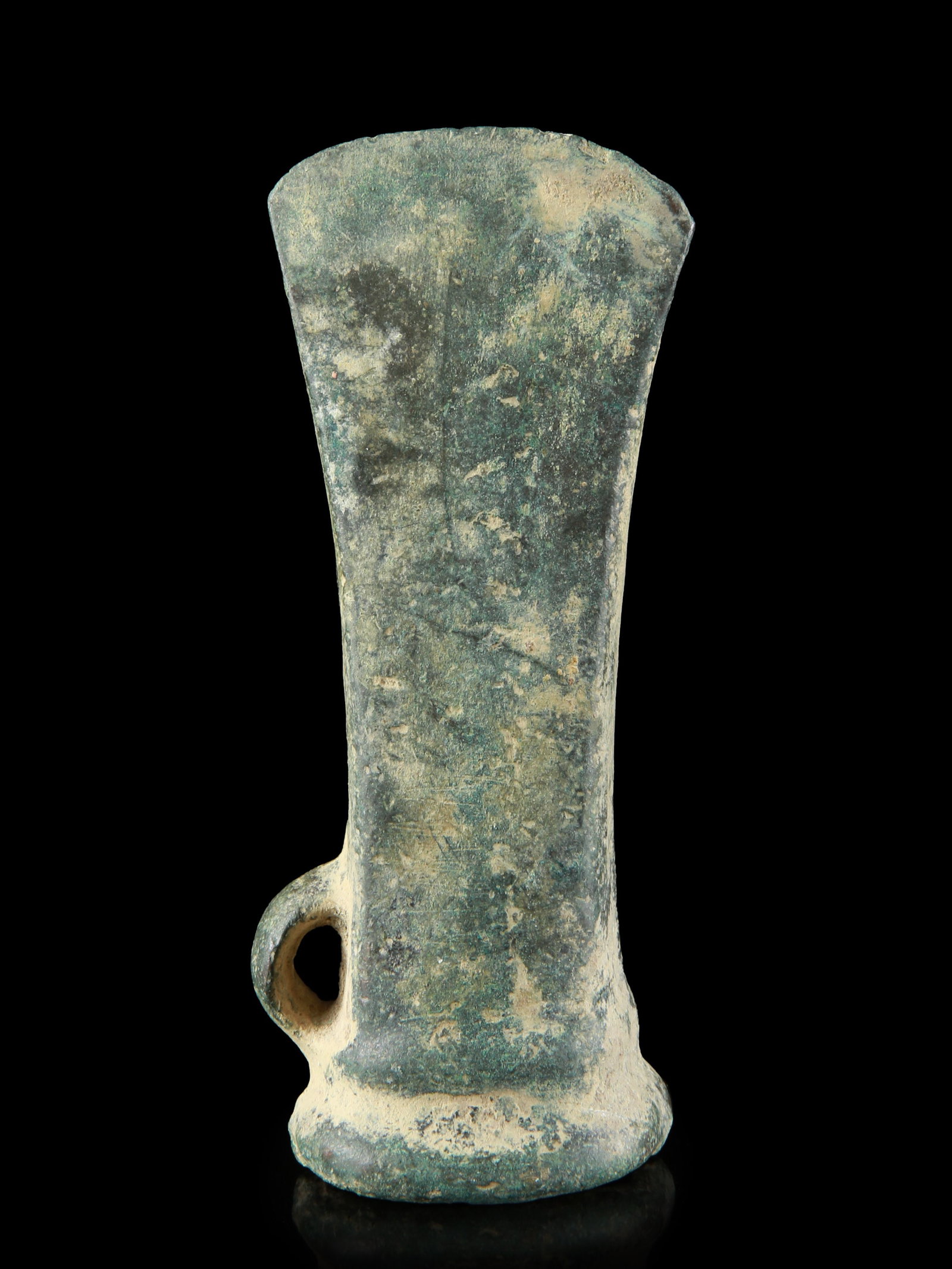 A Bronze Age British Looped and Socketed Ax-Head: Bronzezeitliche Axt mit Öse England Ohne Sockel / without base Kupferlegierung. H 11,5 cm. B 4,5 cm. Provenienz: - Alexander Cotton, Hamsphire. - 1970er-Jahre: Sammlung C.M. - TimeLine Auctions,
