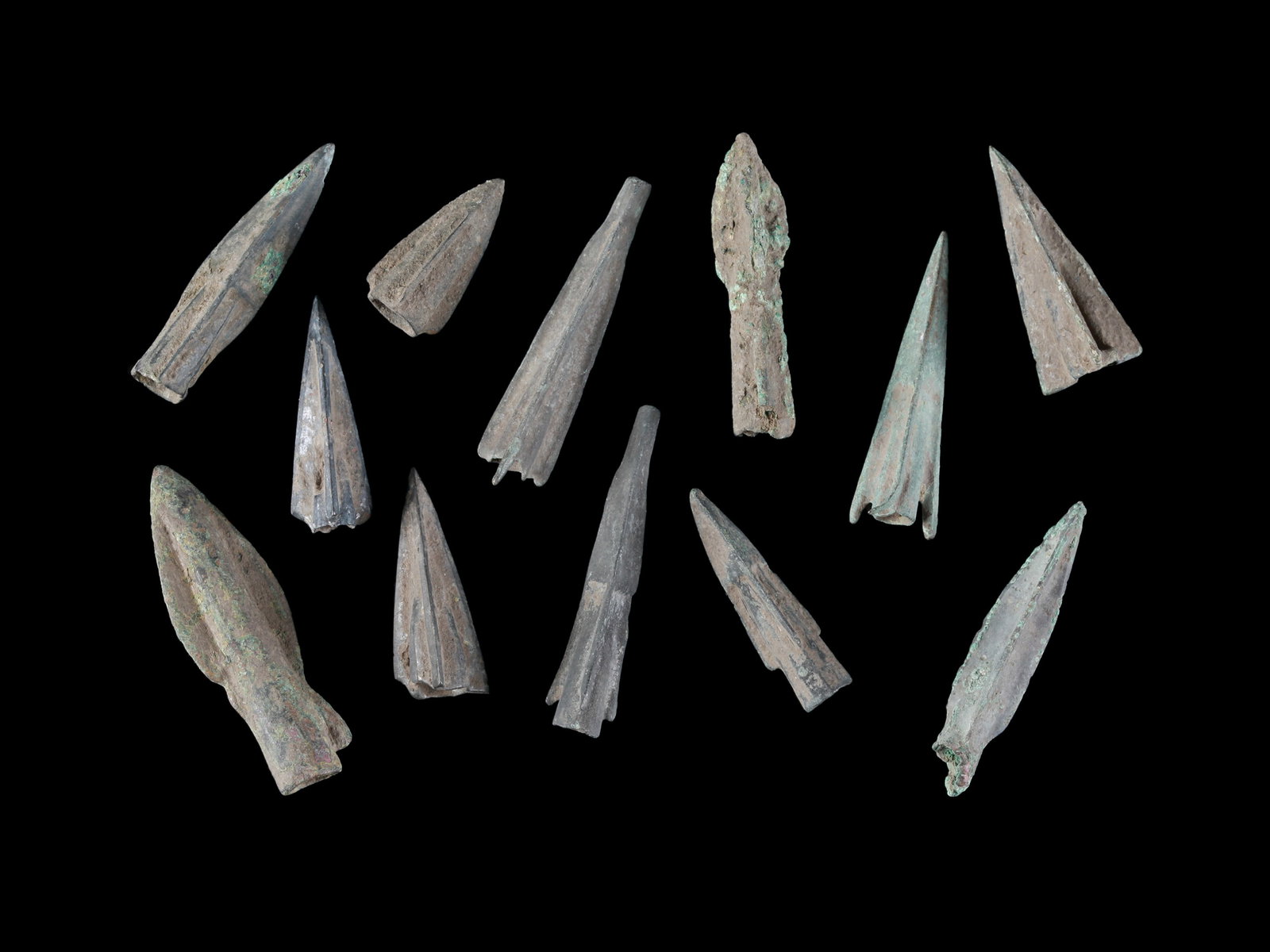 12 Bronze Age Arrowheads: 12 Bronzezeitliches Pfeilspitze Ohne Sockel / without base Kupferlegierung. L 2 - 3,5 cm. Provenienz: Schweizer Privatsammlung, Basel. CHF 50 / 100
