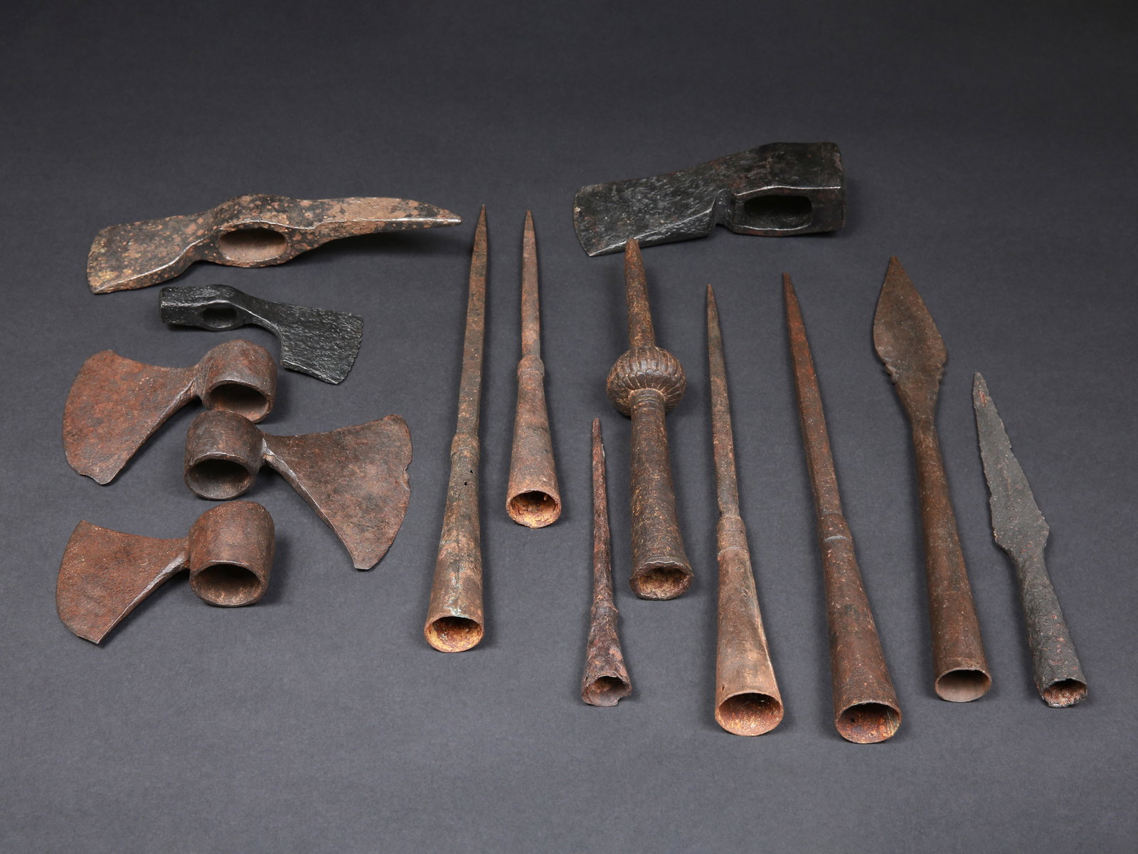 Lot consisting of six Medieval Axe Heads and eight Spears: Lot bestehend aus sechs Axtköpfen und acht Speerspitzen Ohne Sockel / without base Eisen. L 11 - 36 cm. Provenienz: - Britische Sammlungen. - Pax Romana Auctions, London, 11.10.2020, 10.01.2021