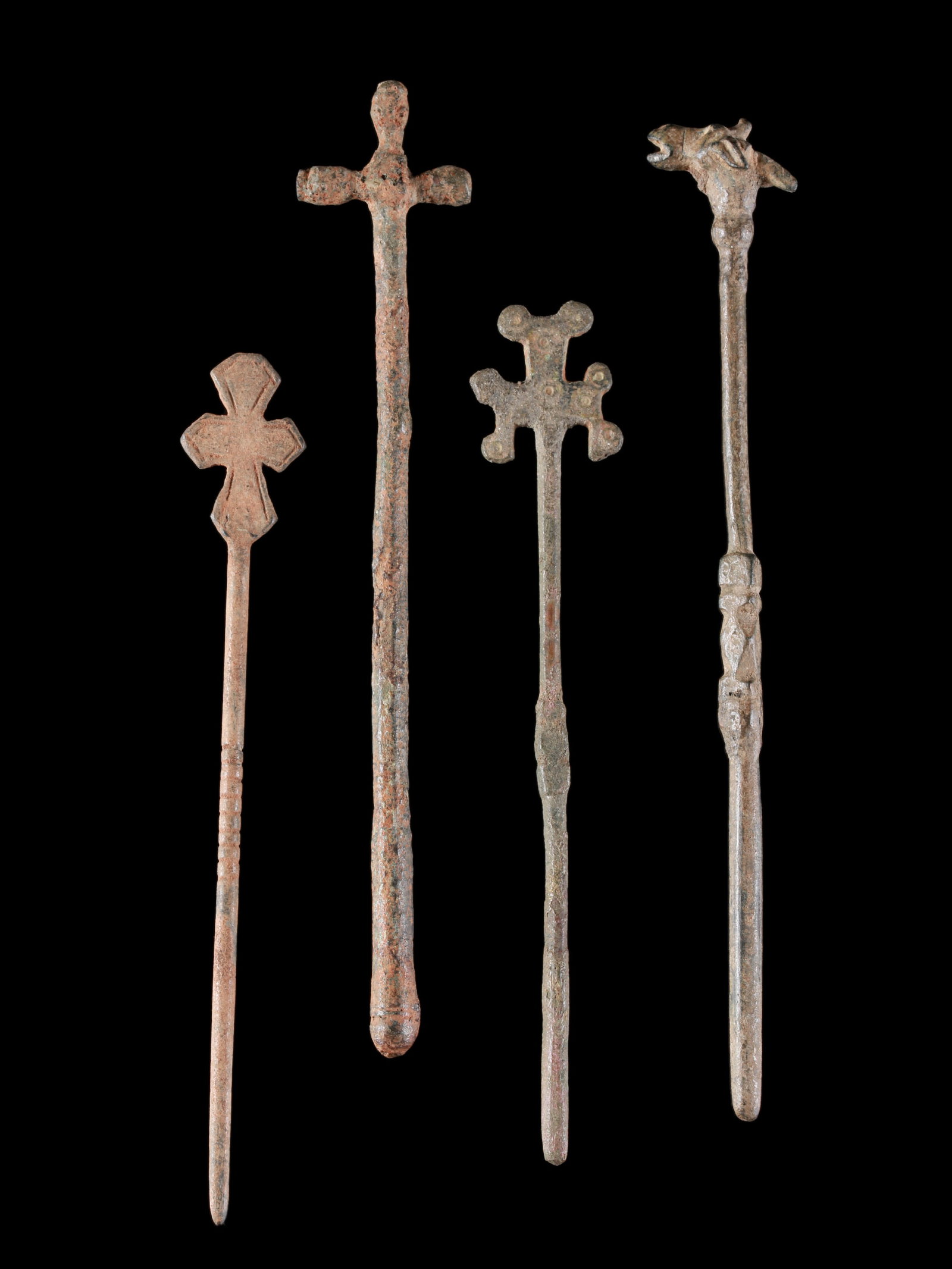 4 Bronze Pins: 4 Nadeln Ohne Sockel / without base Kupferlegierung. H 12 - 14,5 cm. Provenienz: Schweizer Privatsammlung, Basel. CHF 100 / 200