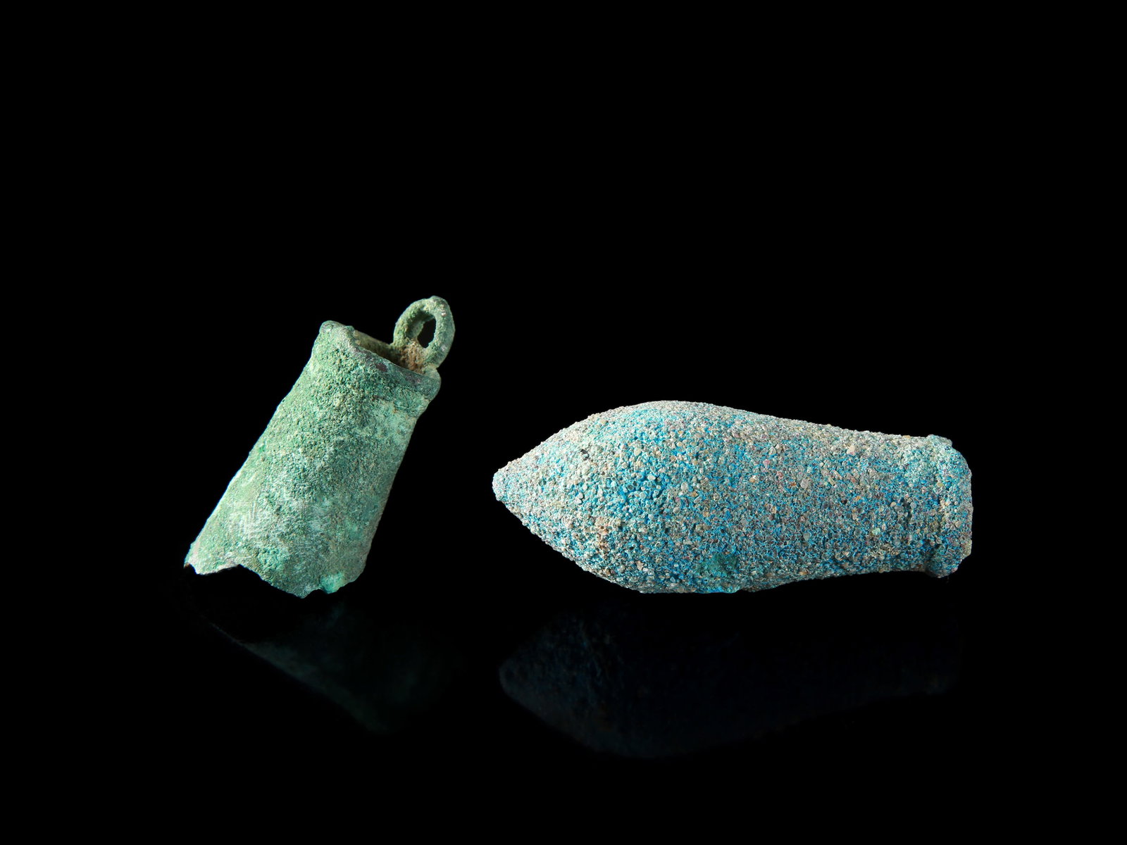 2 Bronze Artifacts: 2 Bronze-Artefakt Ohne Sockel / without base Kupferlegierung. H 5,5 - 7,5 cm. Provenienz: - Museum Bally-Prior, Schönenwerd. - Schweizer Privatsammlung, Bern. CHF 100 / 200