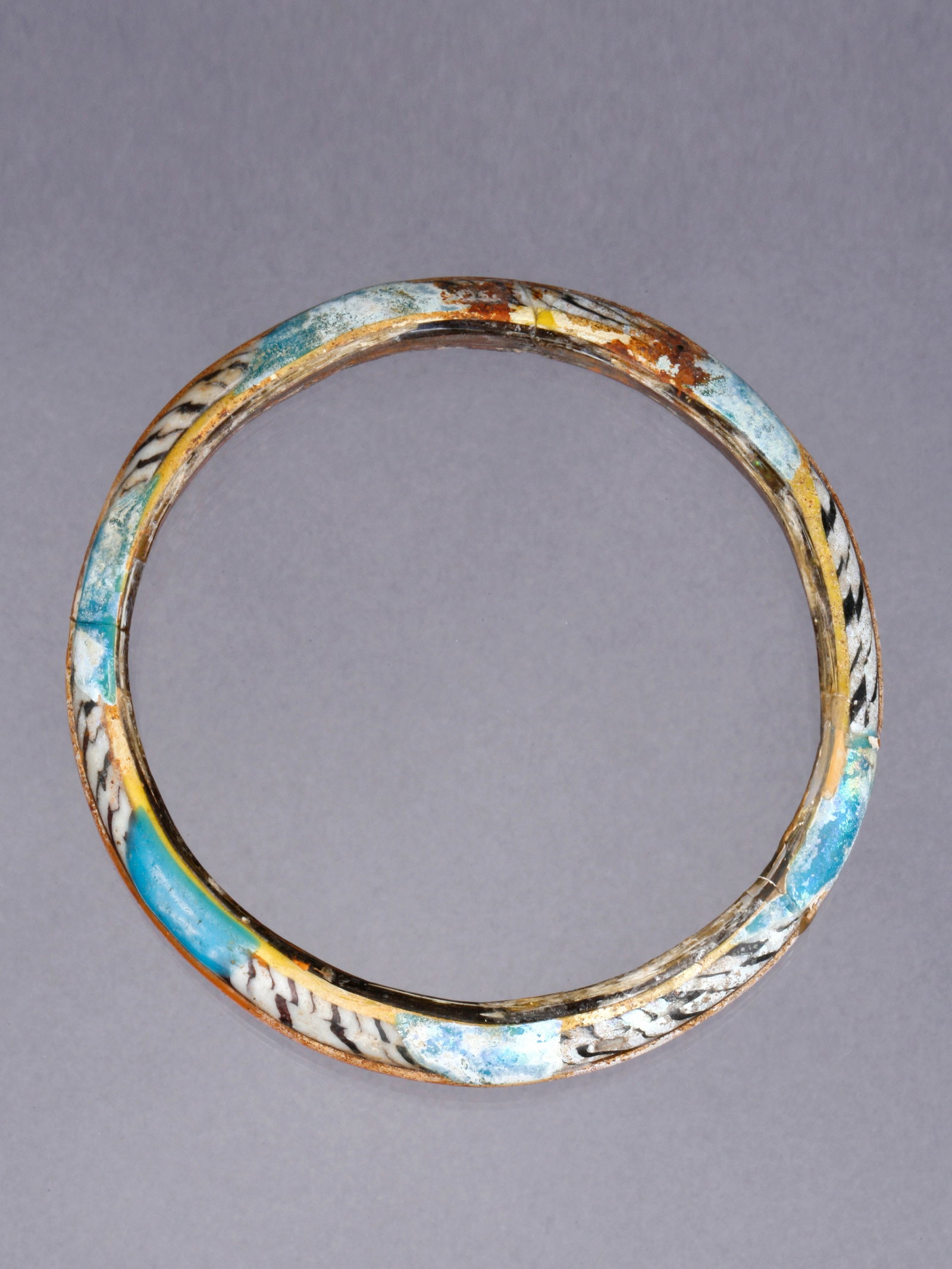A Roman Glass Bracelet: Glasarmreif Römisch Ohne Sockel / without base Glas. Ø 7,5 cm (Innen); 9 cm (Aussen) Provenienz: - Schweizer Privatsammlung, Zürich. - Claudine (1952-2020) und Christoph Eichele