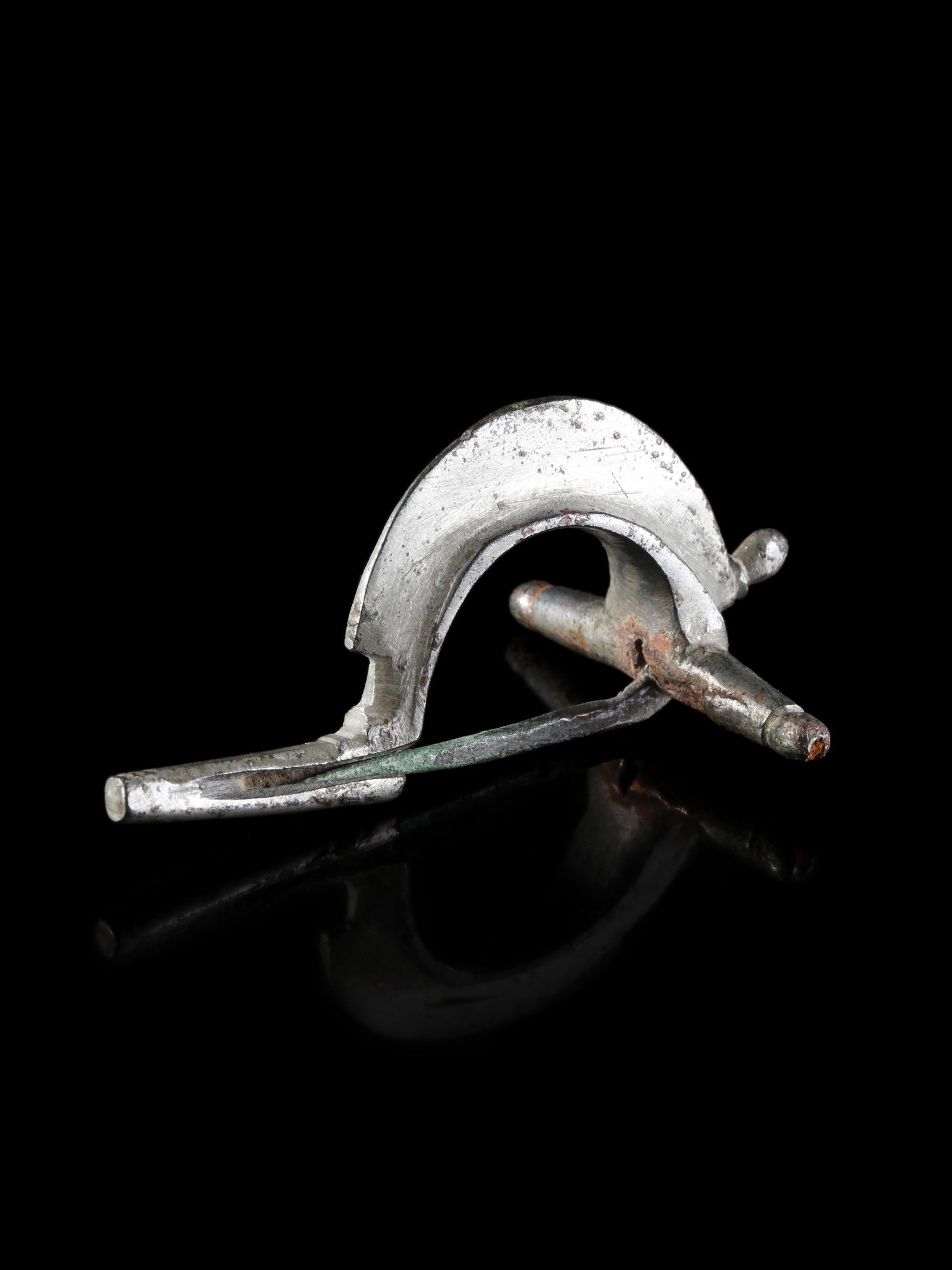 A Gallic Silver Brooch: Silberbrosche Gallisch Ohne Sockel / without base Silber. H 6,5 cm. B 3,5 cm. Provenienz: - deutsche Sammlung (?). - Sammlung E. G., erworben 1990. - Pax Romana Auctions, London, 09.05.2021, Lot 7. - 