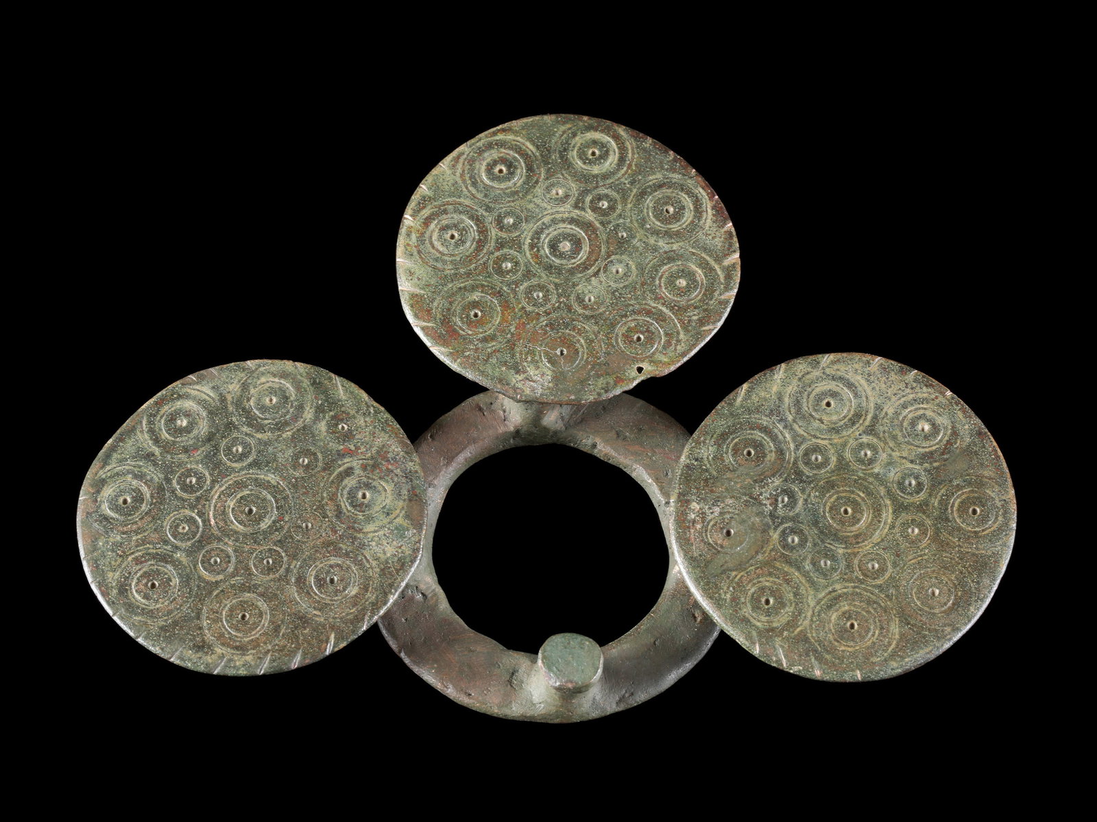 A Villanovan Chariot Fitting with Sun Symbols: Wagenbeschlag mit Sonnensymbolen Villanovakultur Ohne Sockel / without base Kupferlegierung. H 12 cm. B 17 cm. Provenienz: - englische Sammlung, in den 1990er Jahren auf dem britischen Kunstmarkt erwo