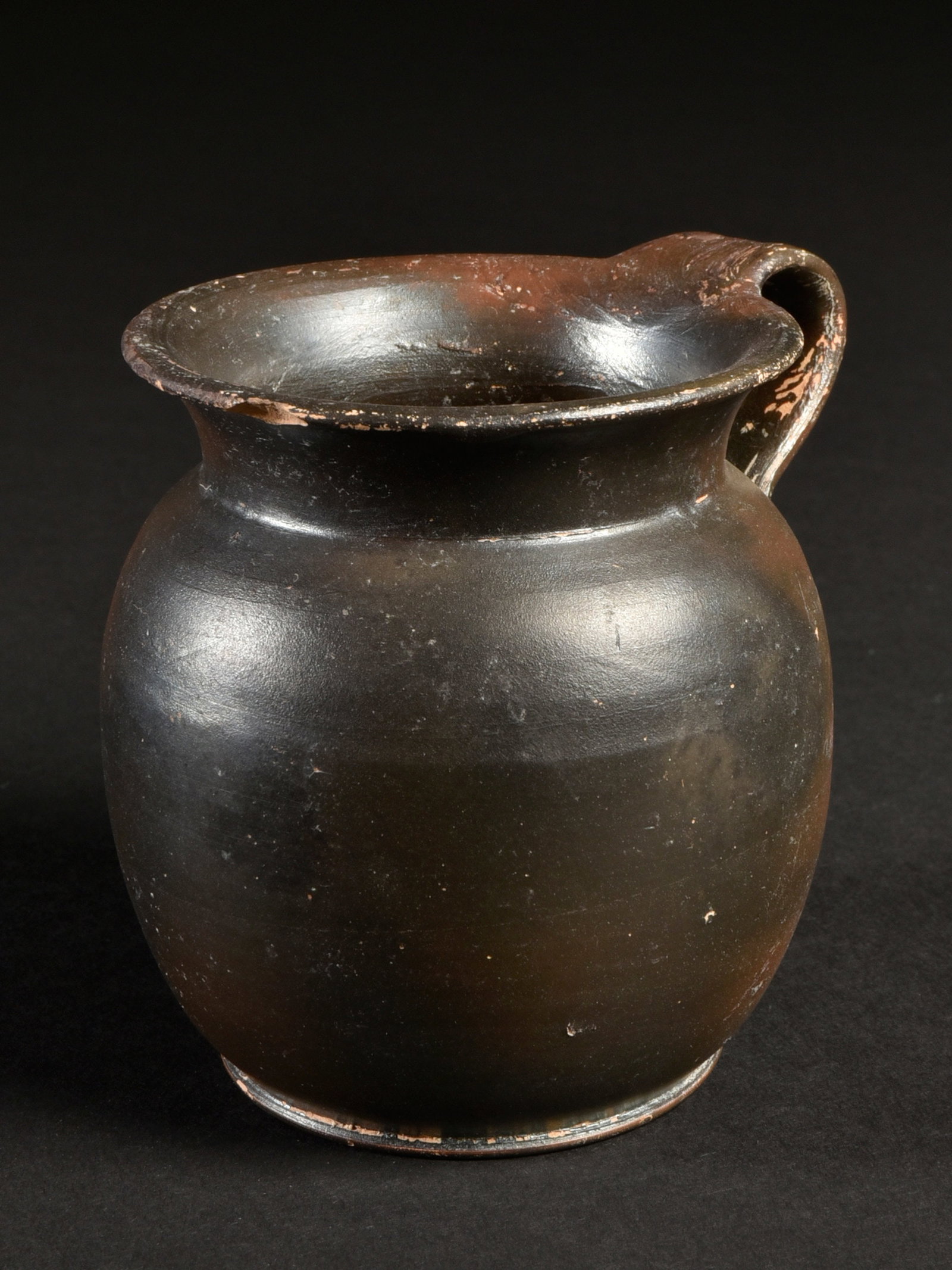 A Campanian Black Varnished Oinochoe: Schwarzgefirnisste Oinochoe Kampanisch Ohne Sockel / without base Terrakotta. H 9,7 cm. Ø 8 cm. Provenienz: - Kunsthandel, Basel. - Hammer Auktionen, Basel (10.07.2019, Lot 120). - Claudine