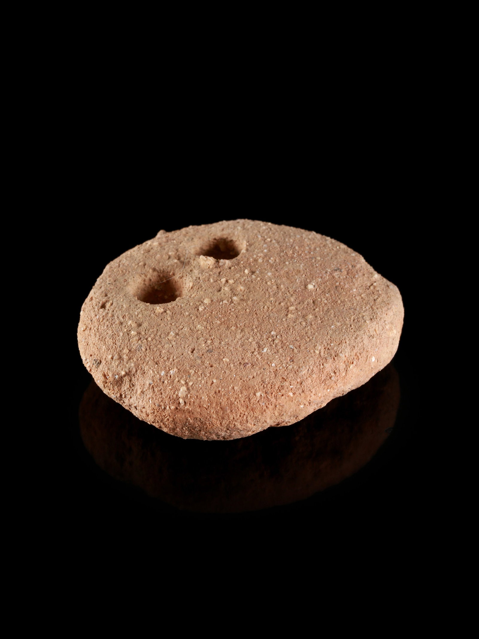A Weaving Weight: Webgewicht Griechisch oder römisch Ohne Sockel / without base Terrakotta. Ø 5 cm. Provenienz: - Wilhelm Dörpfeld (1853-1940). - Ernst Grumach (1902-1967), Berlin. - Gorny & Mosch, M