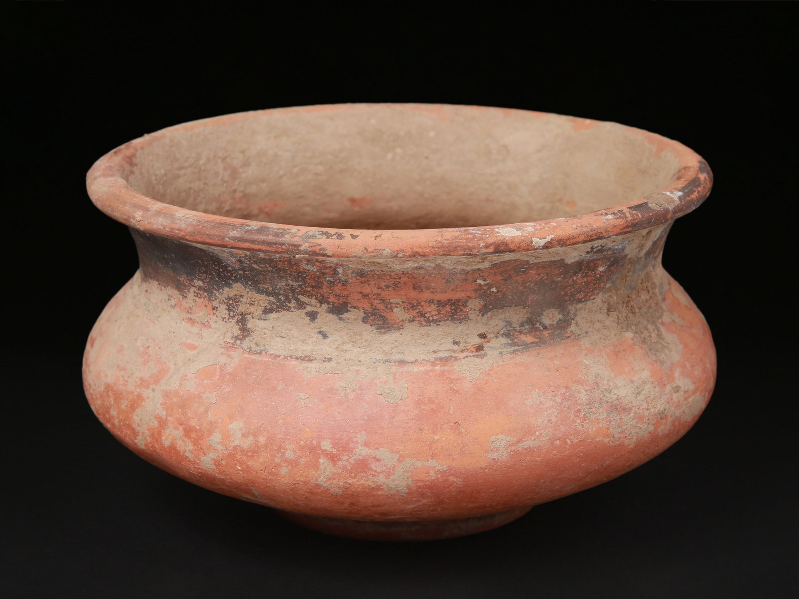 A Greek Bichrome Bowl: Zweifarbige Schale Griechisch Ohne Sockel / without base Terrakotta. H 10 cm. Ø 19 cm. Provenienz: - Britische Sammlung, Cambridgeshire. - TimeLine Auctions, Harwich, 20.01.2021, Lot 0681. -
