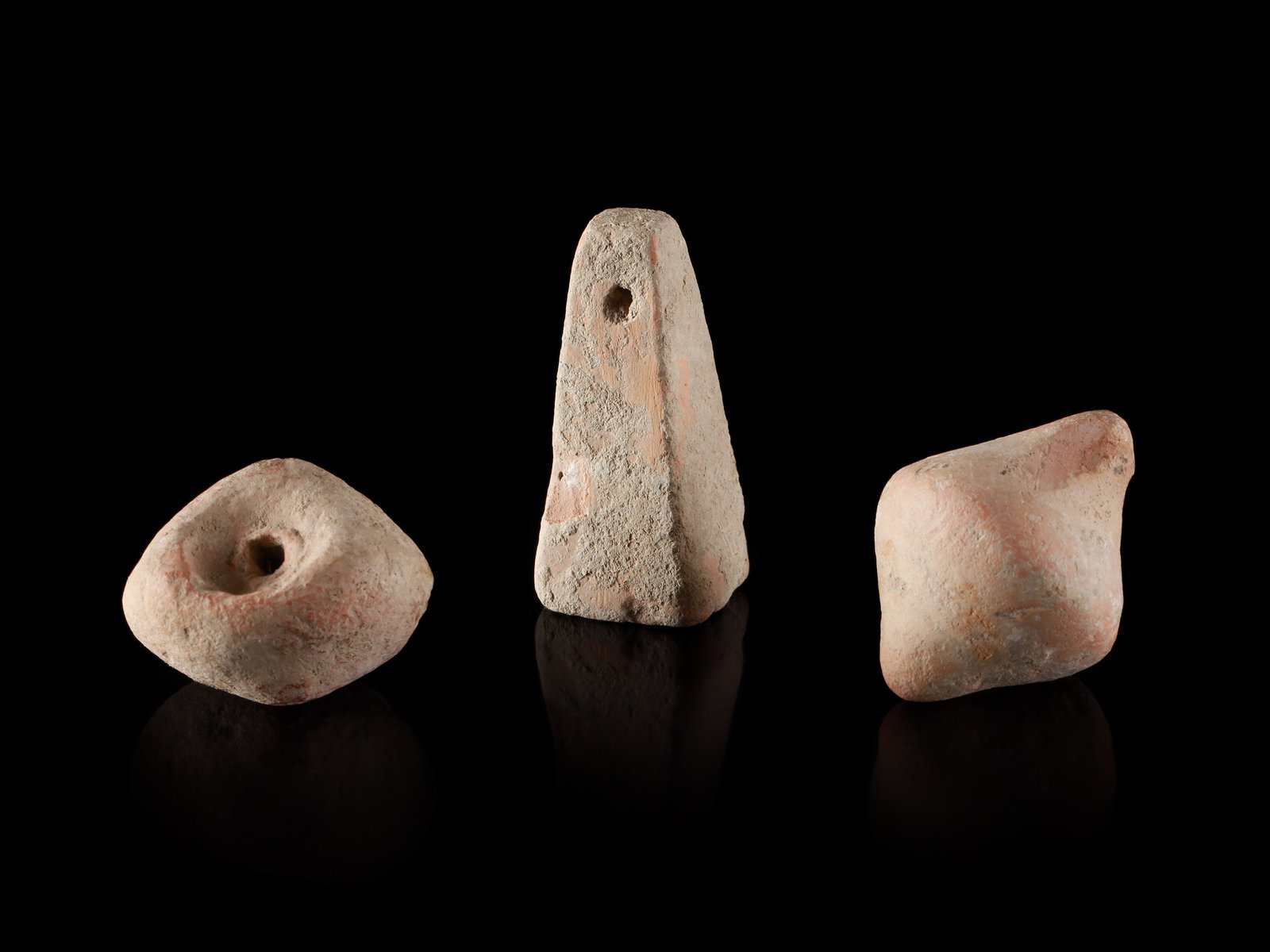 3 Greek Weaving Weights: 3 Webgewichte Griechisch Ohne Sockel / without base Terrakotta. H 3 - 6 cm. Provenienz: - Wilhelm Dörpfeld (1853-1940). - Ernst Grumach (1902-1967), Berlin. - Gorny & Mosch, München (05.07.2