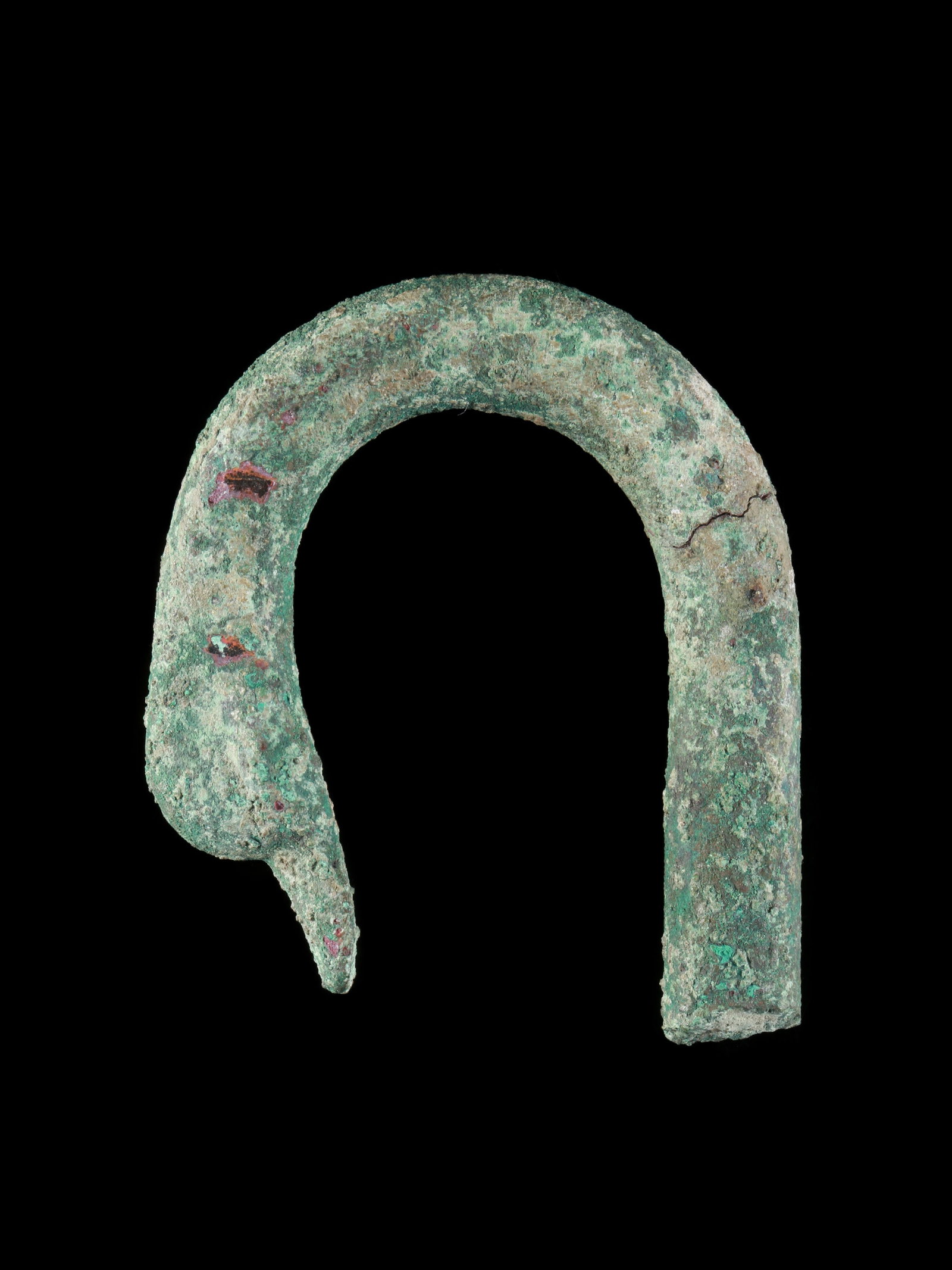 A Greek Handle with a Swan's Head: Griff mit Schwanenkopf Griechisch Ohne Sockel / without base Kupferlegierung. H 5 cm. Provenienz: - Wilhelm Dörpfeld (1853-1940). - Ernst Grumach (1902-1967), Berlin. - Gorny & Mosch,