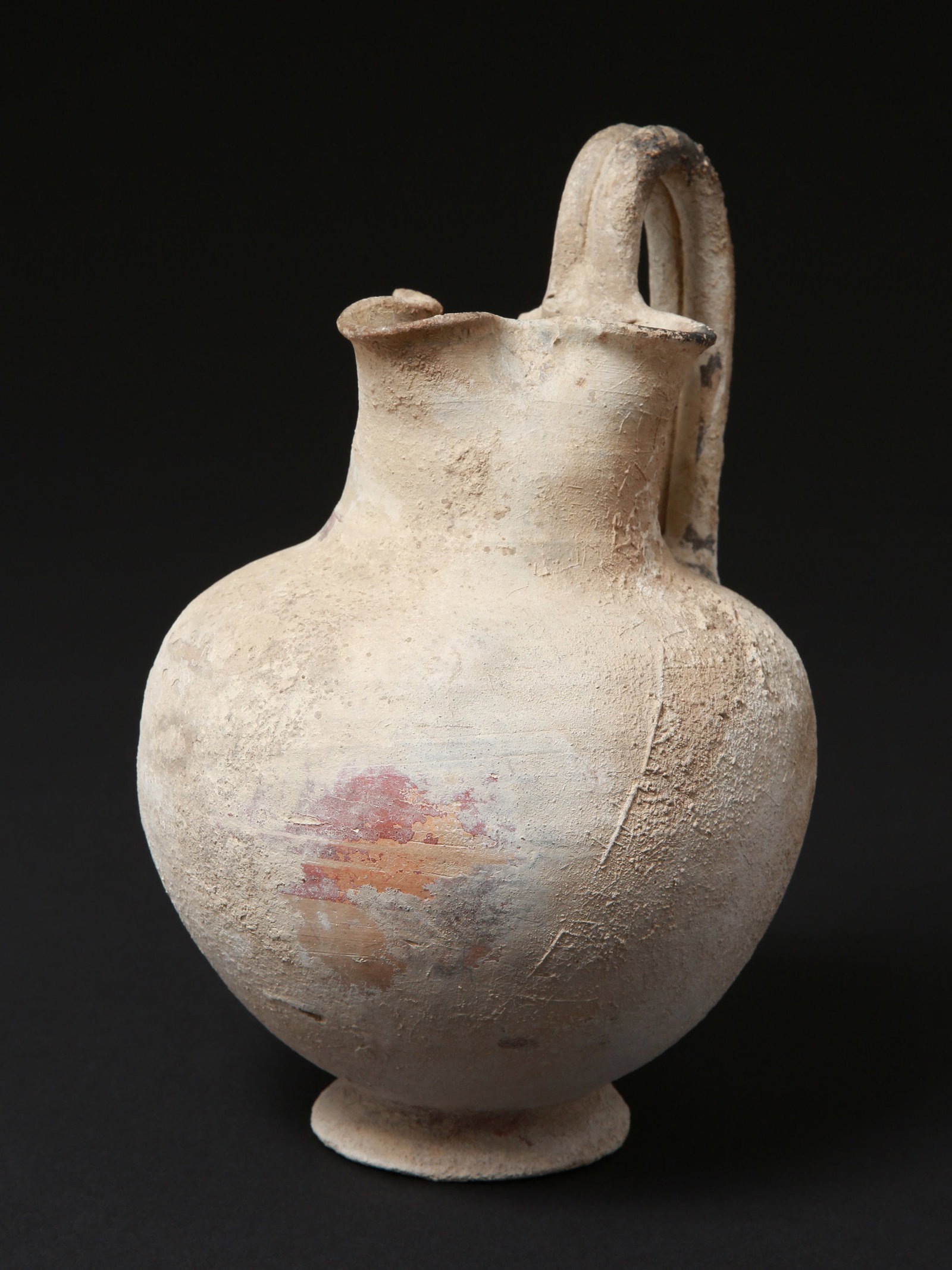 A Greek Trefoil Oinochoe: Kleeblattkanne, Oinochoe Griechisch Ohne Sockel / without base Terrakotta. H 24,5 cm. Provenienz: Schweizer Privatsammlung, Zürich. CHF 300 / 600
