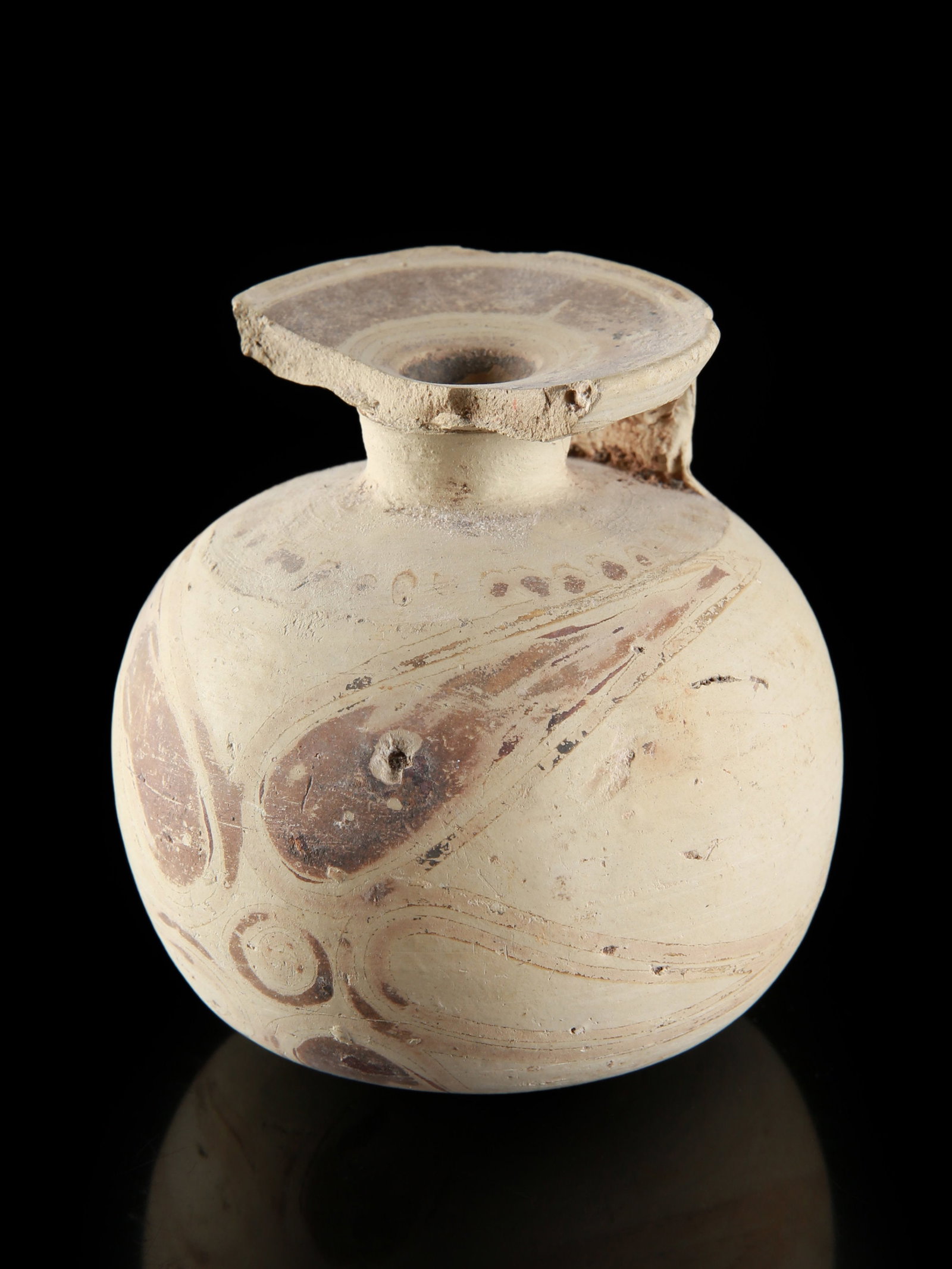 A Corinthian Aryballos with a Cloverleaf: Aryballos mit Kleeblatt Korinthisch Ohne Sockel / without base Terrakotta. H 7,5 cm. Provenienz: - deutsche Privatsammlung (vor 1967). - Schweizer Privatsammlung, Basel. 575-550 v. Chr. CHF 50 / 100