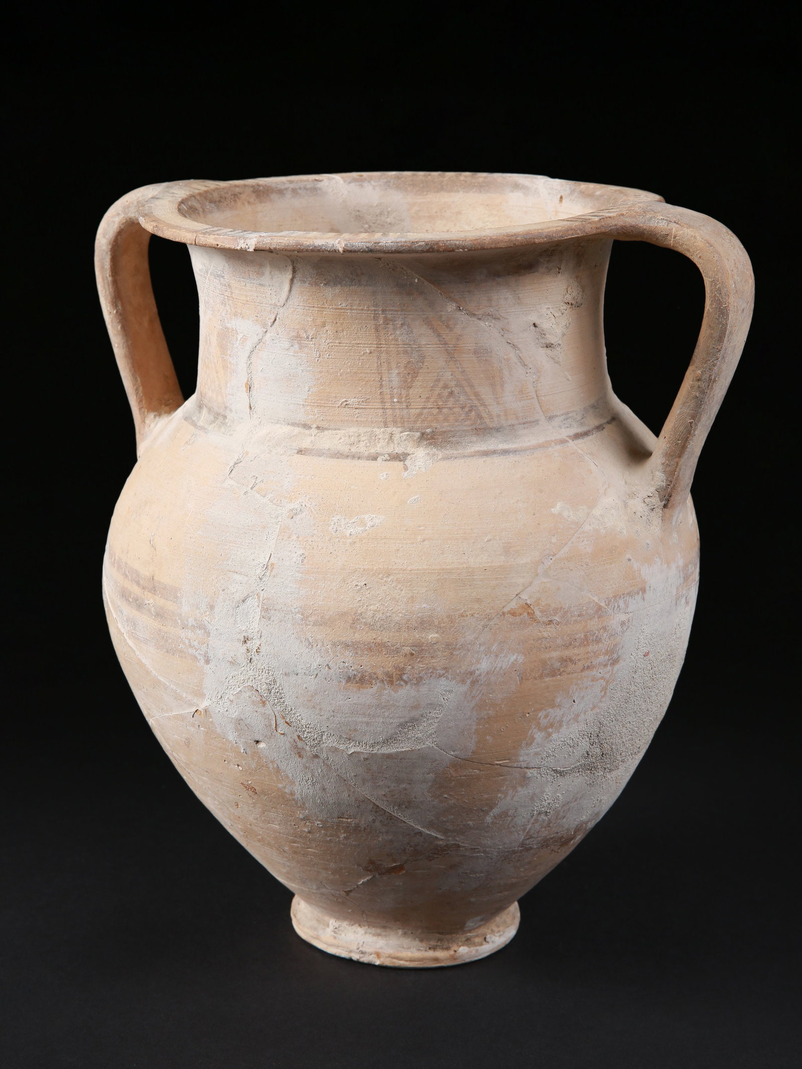 An Iron-Age Cypriot Amphora: Amphore Zypern Ohne Sockel / without base Keramik. H 25,5 cm. Ø 23 cm. Provenienz: - Britische Sammlung, West Sussex. - Desmond Morris (1928-2026). - TimeLine Auctions, Harwich, 20.01.2021, Lot