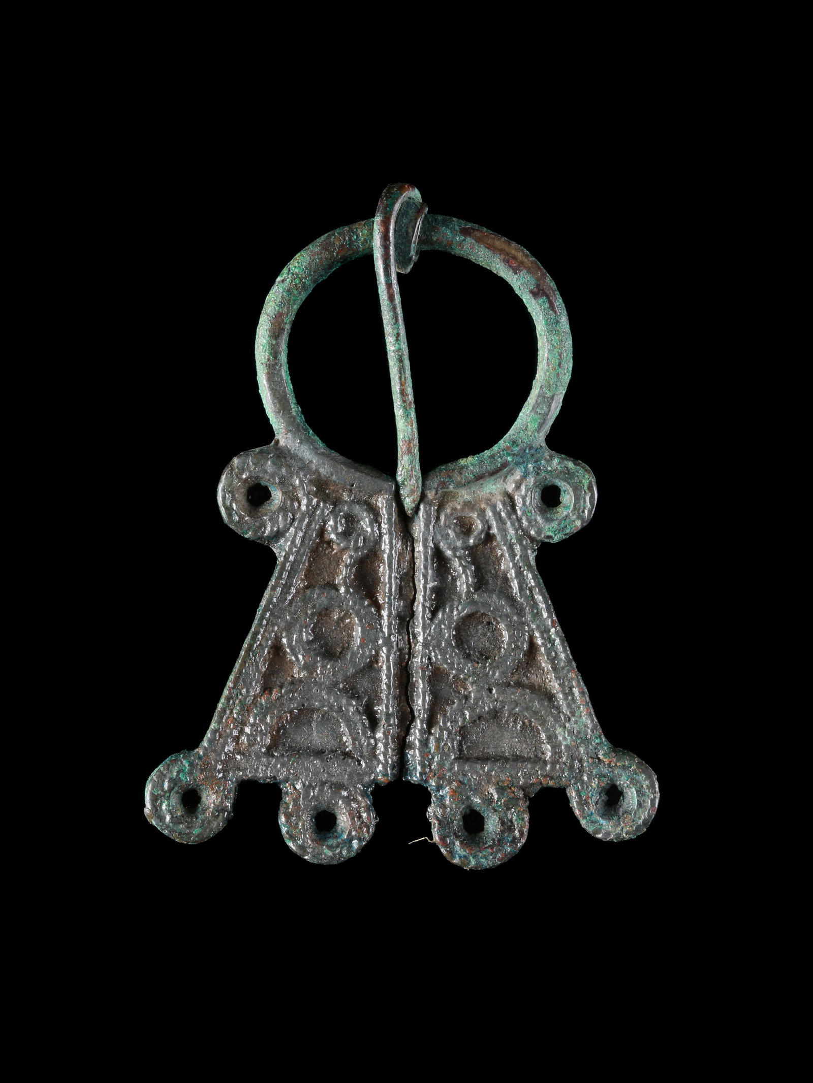 A Viking-era Ring Brooch: Ringbrosche Wikingisch Ohne Sockel / without base Kupferlegierung. H 5,5 cm. Ø 4,5 cm Provenienz: - österreichische Sammlung (?). - Sammlung E. G. - Pax Romana Auctions, London, 09.05.2021,