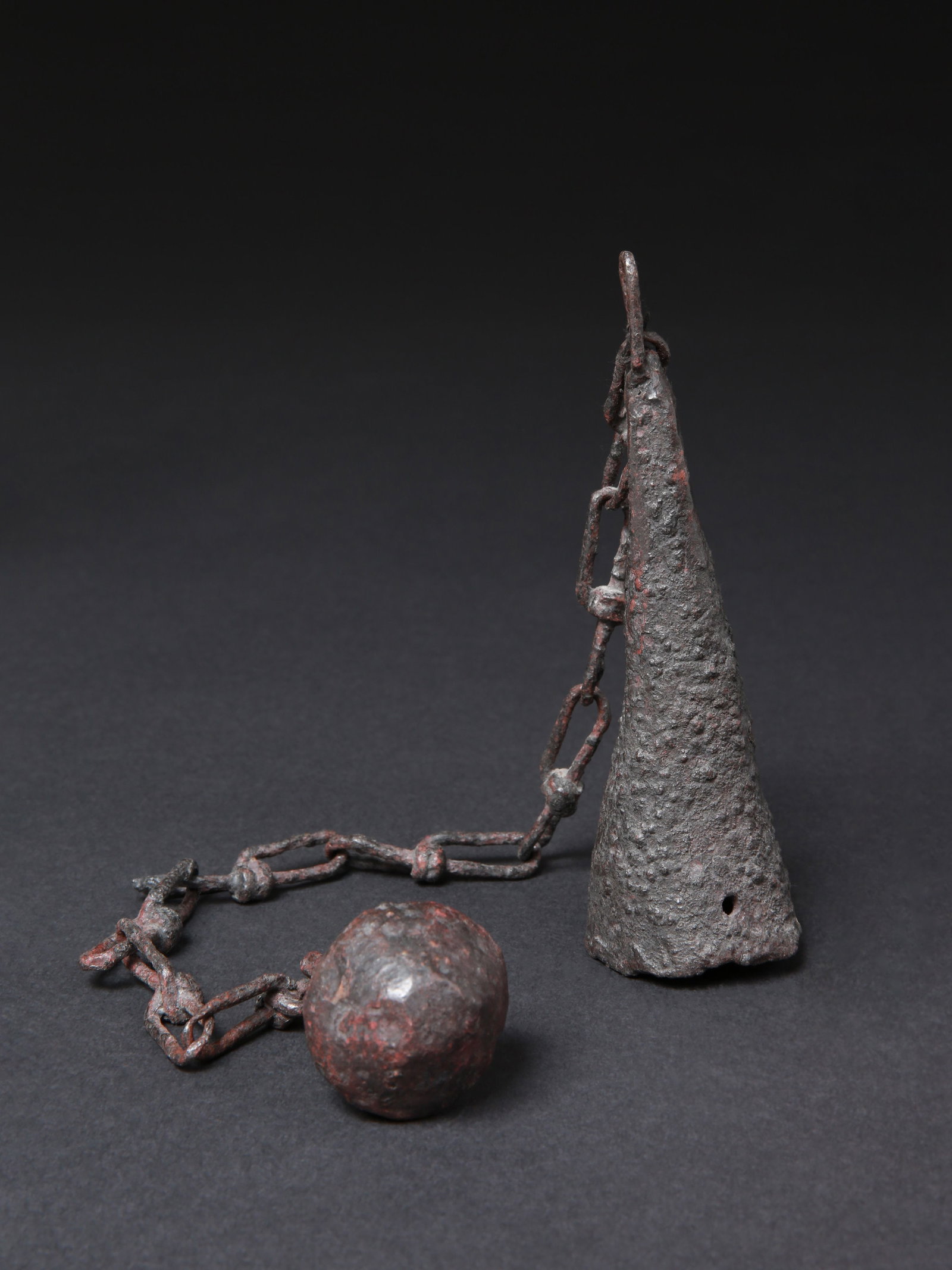 A Viking Battle Mace Head on Chain: Streitkeulenkopf an einer Kette Wikingisch Ohne Sockel / without base Eisen. H 57 cm. Provenienz: Schweizer Privatsammlung, Basel. CHF 100 / 200