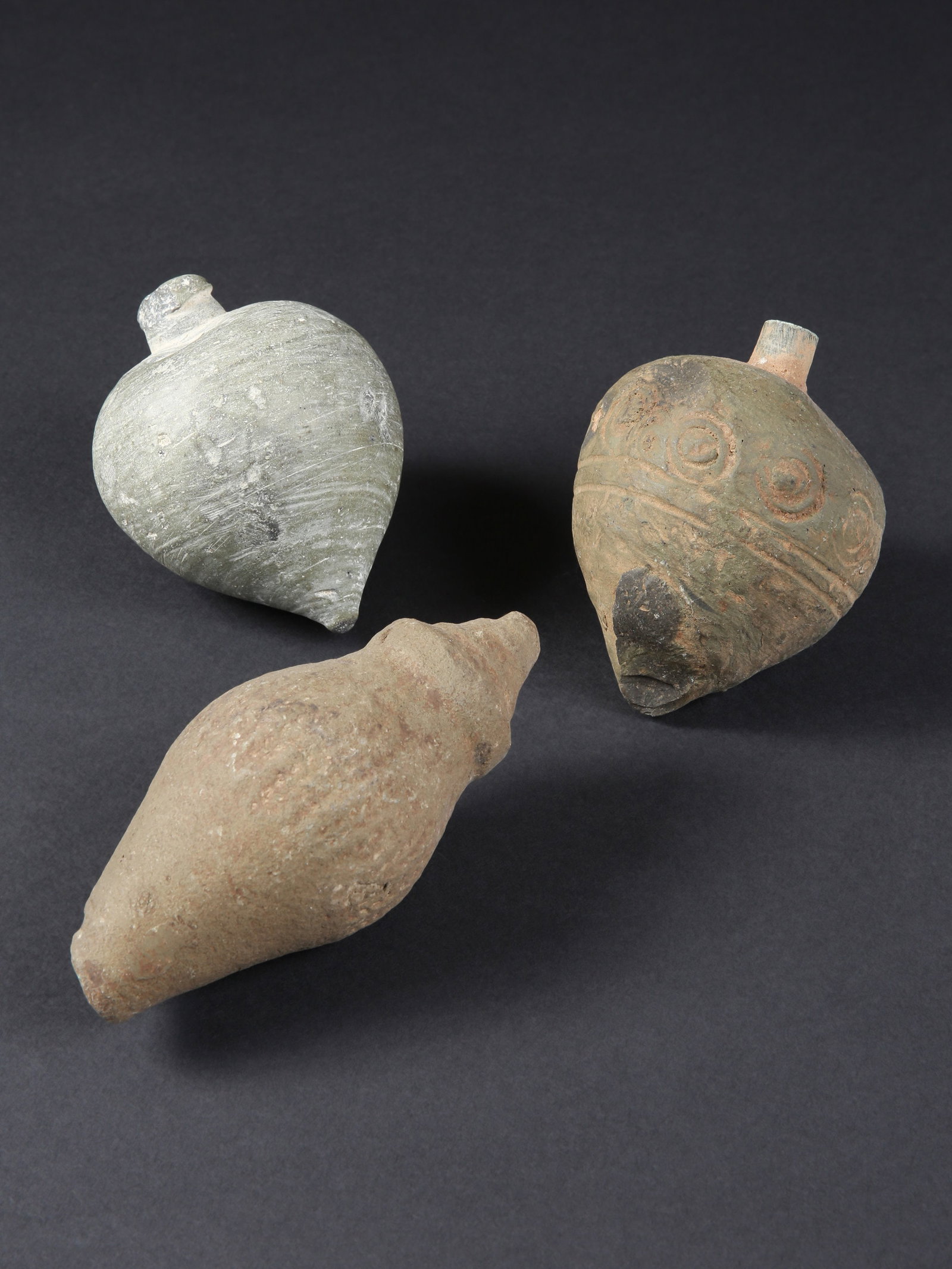 3 Byzantine Greek Fire Hand Grenades: 3 Feuerhandgranaten Byzantinisch Ohne Sockel / without base Keramik. H 13400 - 14,5 cm. Provenienz: - TimeLine Auctions, Harwich, 02.06.2020, Lot 2412. - Schweizer Privatsammlung, Basel. CHF 600 / 1 2