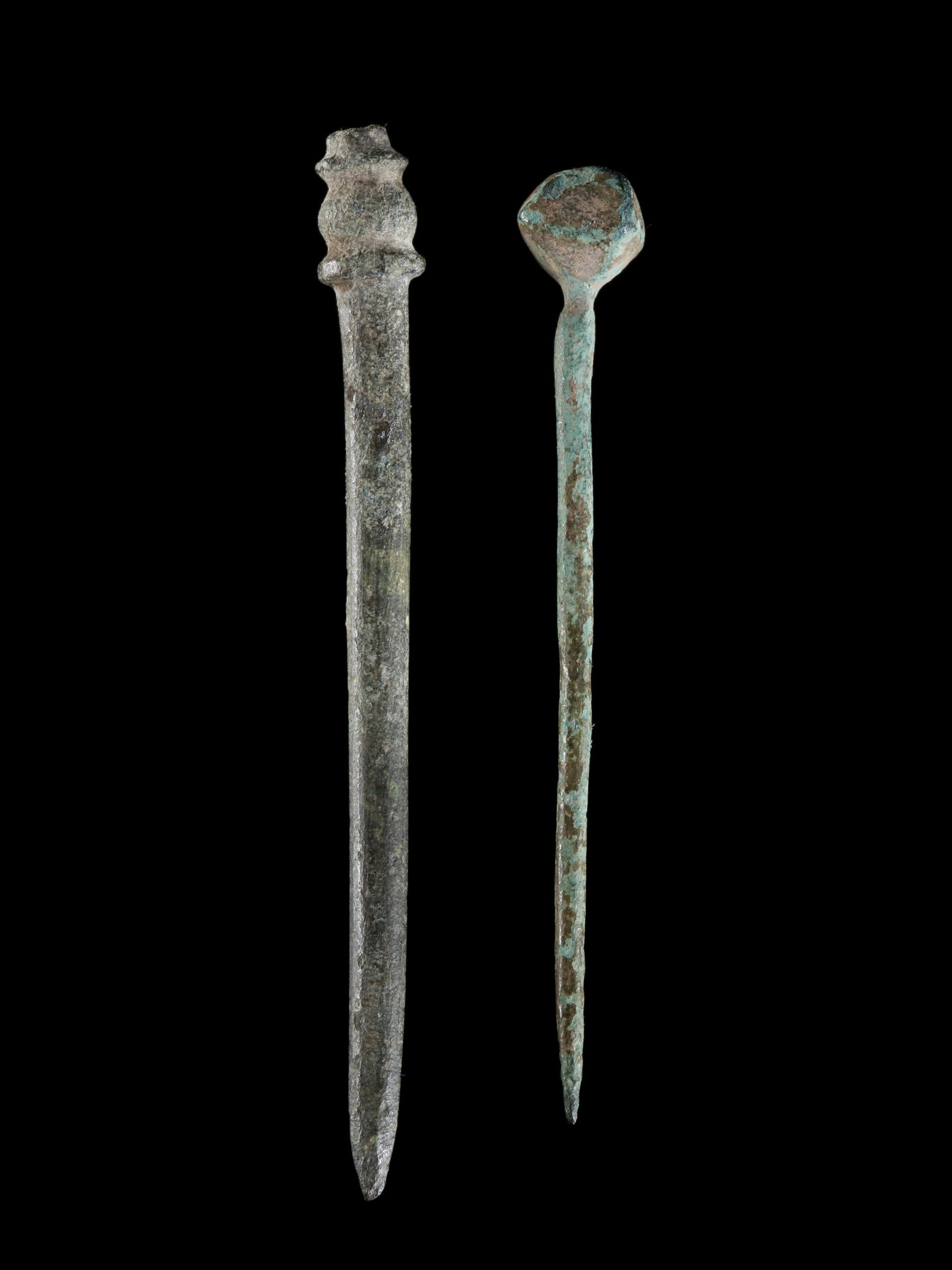 2 West Asian Clothing Pins: 2 Gewandnadeln Westasien Ohne Sockel / without base Kupferlegierung. L 5,5 - 6 cm. Provenienz: - Wilhelm Dörpfeld (1853-1940). - Ernst Grumach (1902-1967), Berlin. - Gorny & Mosch, München