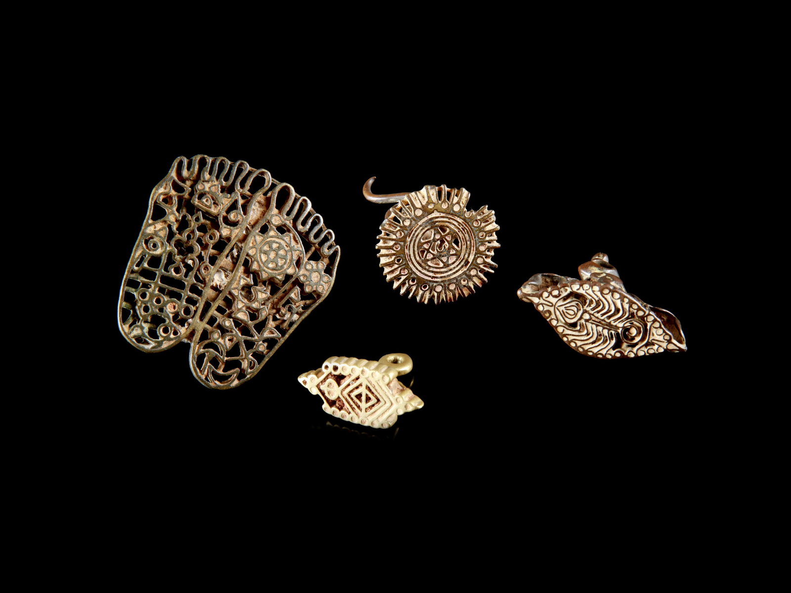 4 Indian Seals, "tika jali": 4 Siegel, "tika jali" Indien Ohne Sockel / without base Kupferlegierungen. H 3 - 5 cm. Ø 1,5 - 6 cm. Provenienz: - Schweizer Privatsammlung, Basel (1960er Jahre in situ erworben). - Hammer