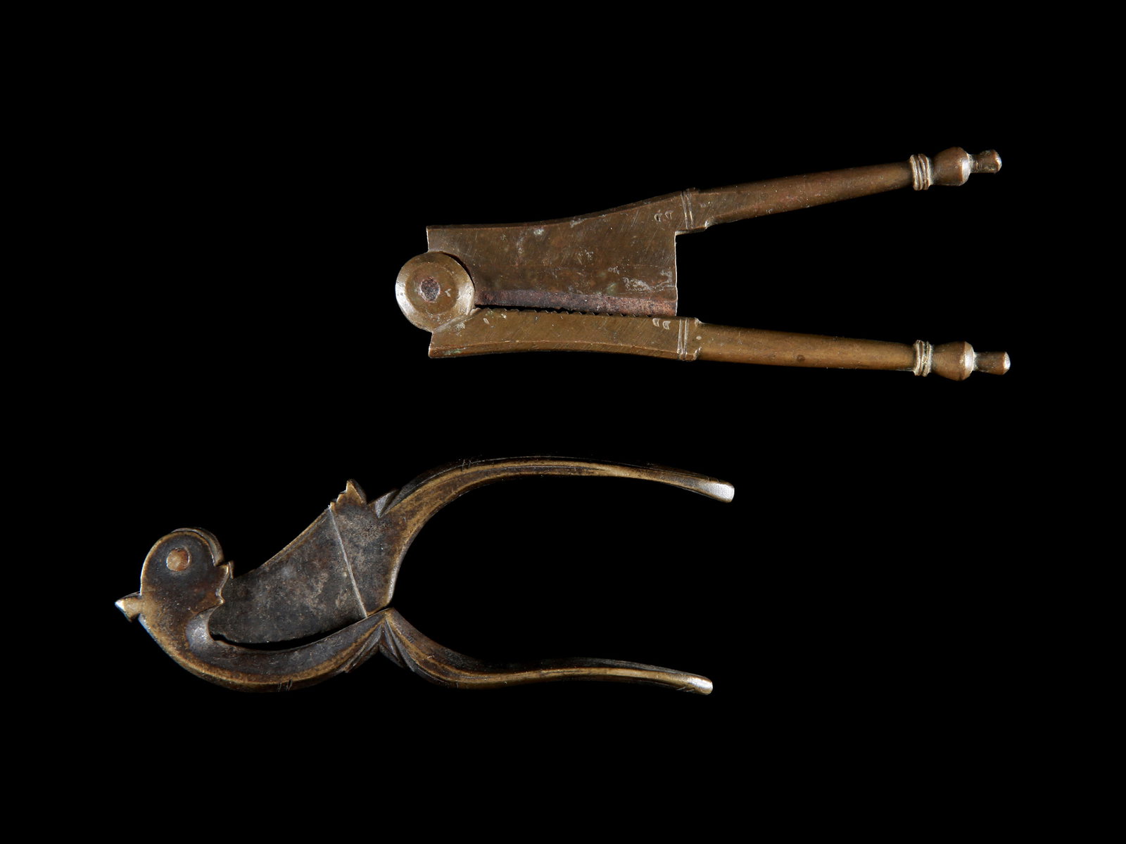 2 Indian Betel-Cutters: 2 Betelnuss-Schneider Indien Ohne Sockel / without base Kupferlegierung, Eisen. L 10,5 - 11 cm. Provenienz: - Schweizer Privatsammlung, Basel (1960er Jahre in situ erworben). - Hammer Auktionen,