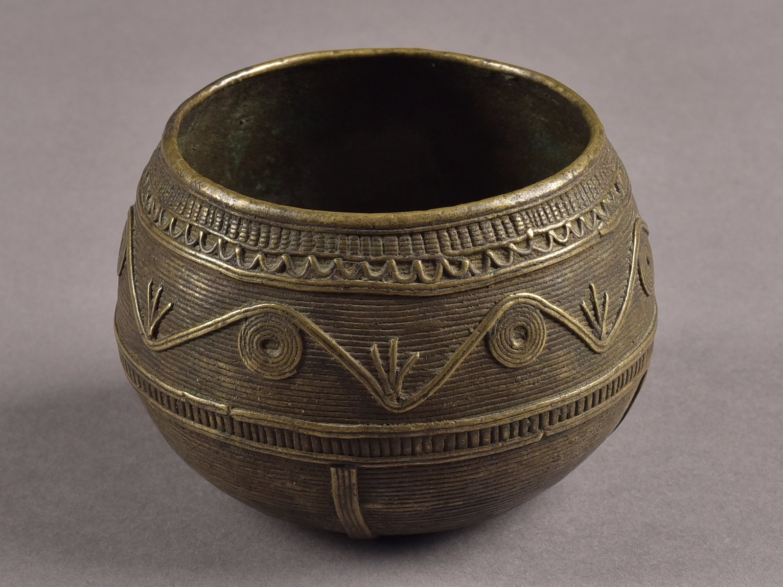 An Indian Dhokra Rice Bowl: Reisschale Indien Ohne Sockel / without base Kupferlegierung. H 7 cm. Ø 10 cm. Provenienz: - Helmut und Marianne Zimmer, Zürich. (1960er Jahre in situ erworben). - Hammer Auktionen, Basel