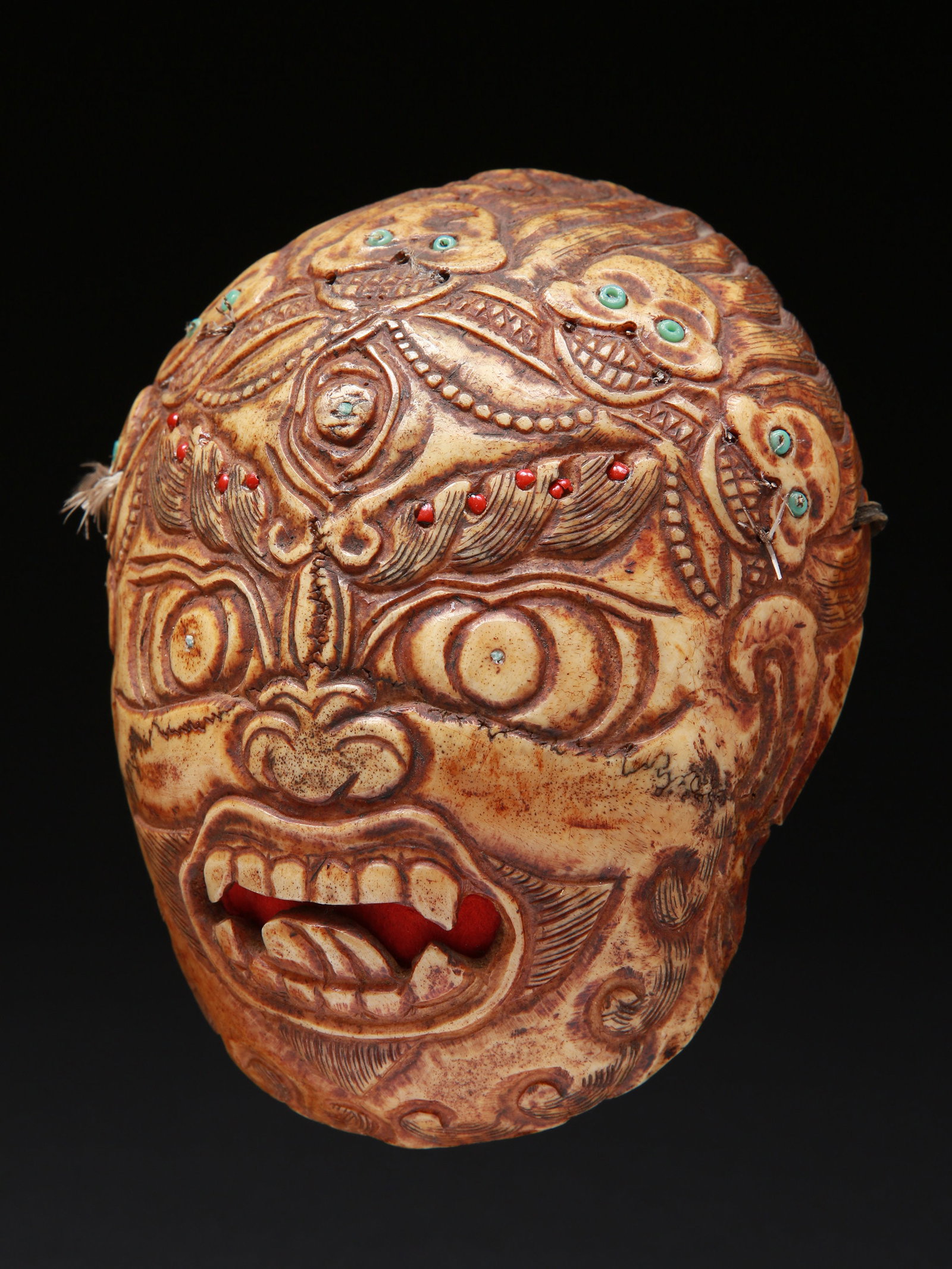 A Tibetan Ritual Bowl, "kapala": Opferschale, "kapala" Tibet Ohne Sockel / without base Knochen, Glasperlen. H 17 cm. Provenienz: - vermutl. Museum Bally-Prior, Schönenwerd. - Schweizer Privatsammlung, Bern. CHF 300 / 600