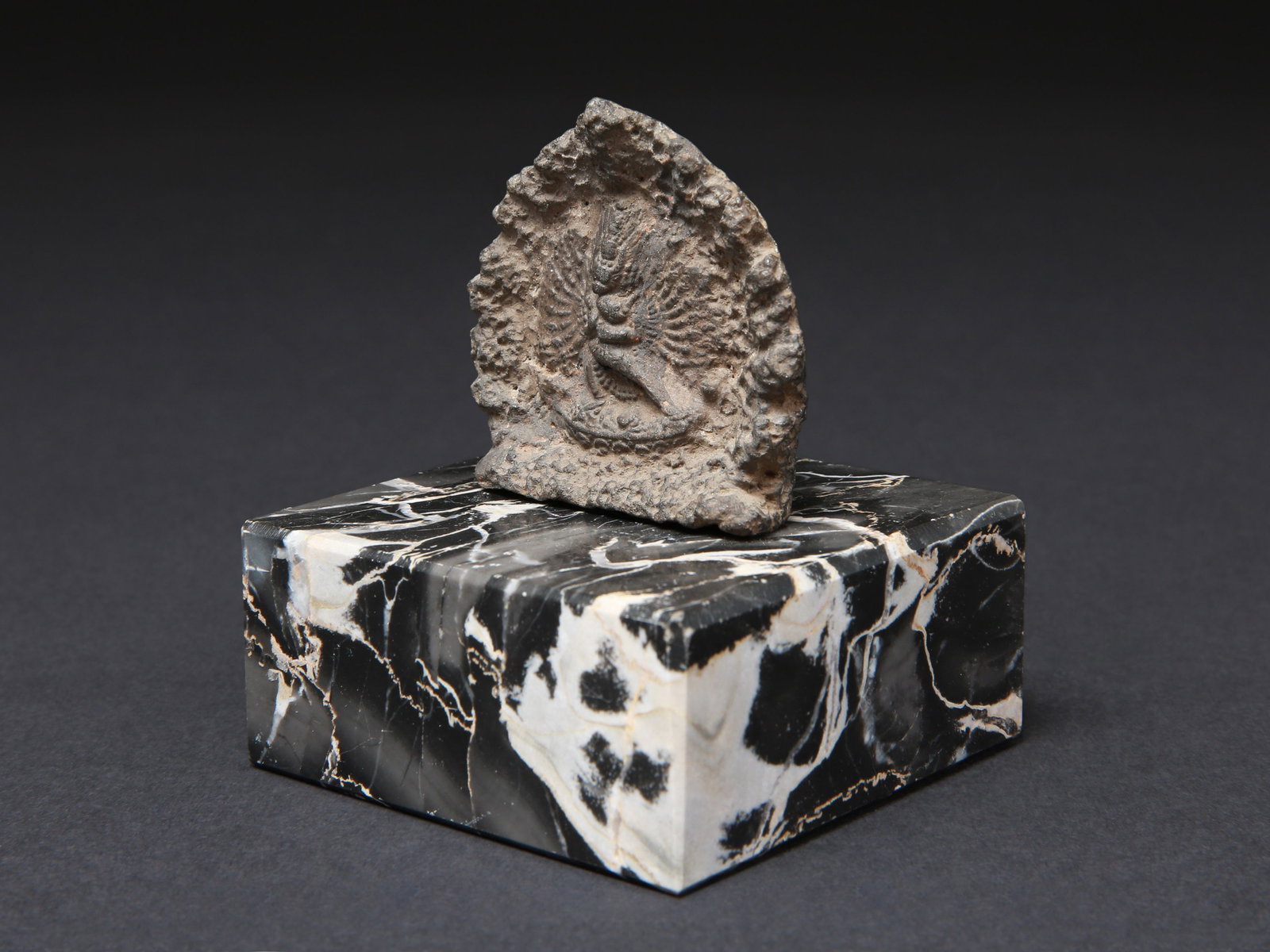 A Tibetan Terracotta Votive Plaque with Yamantaka, "tsa-tsa": Votivtafel mit Yamantaka, "tsa-tsa" Tibet Mit Sockel / with base Terrakotta. H 5 cm. Provenienz: - vermutl. Museum Bally-Prior, Schönenwerd. - Schweizer Privatsammlung, Bern. Sockel: 424 g CHF