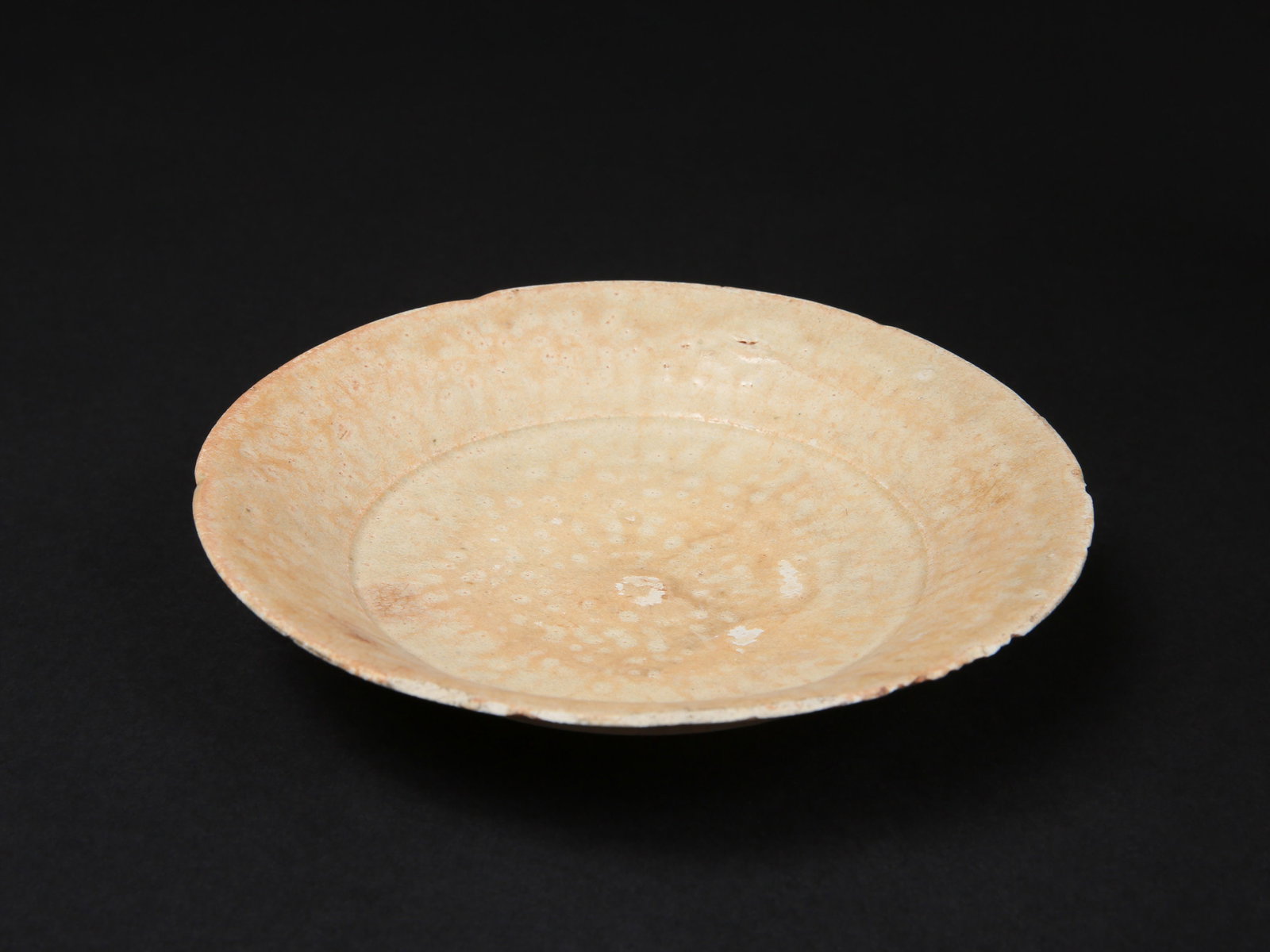 A Chinese Early Plate: Teller China Ohne Sockel / without base Keramik. H 3,5 cm. Ø 15 cm. Provenienz: Schweizer Privatsammlung, Basel. CHF 100 / 200