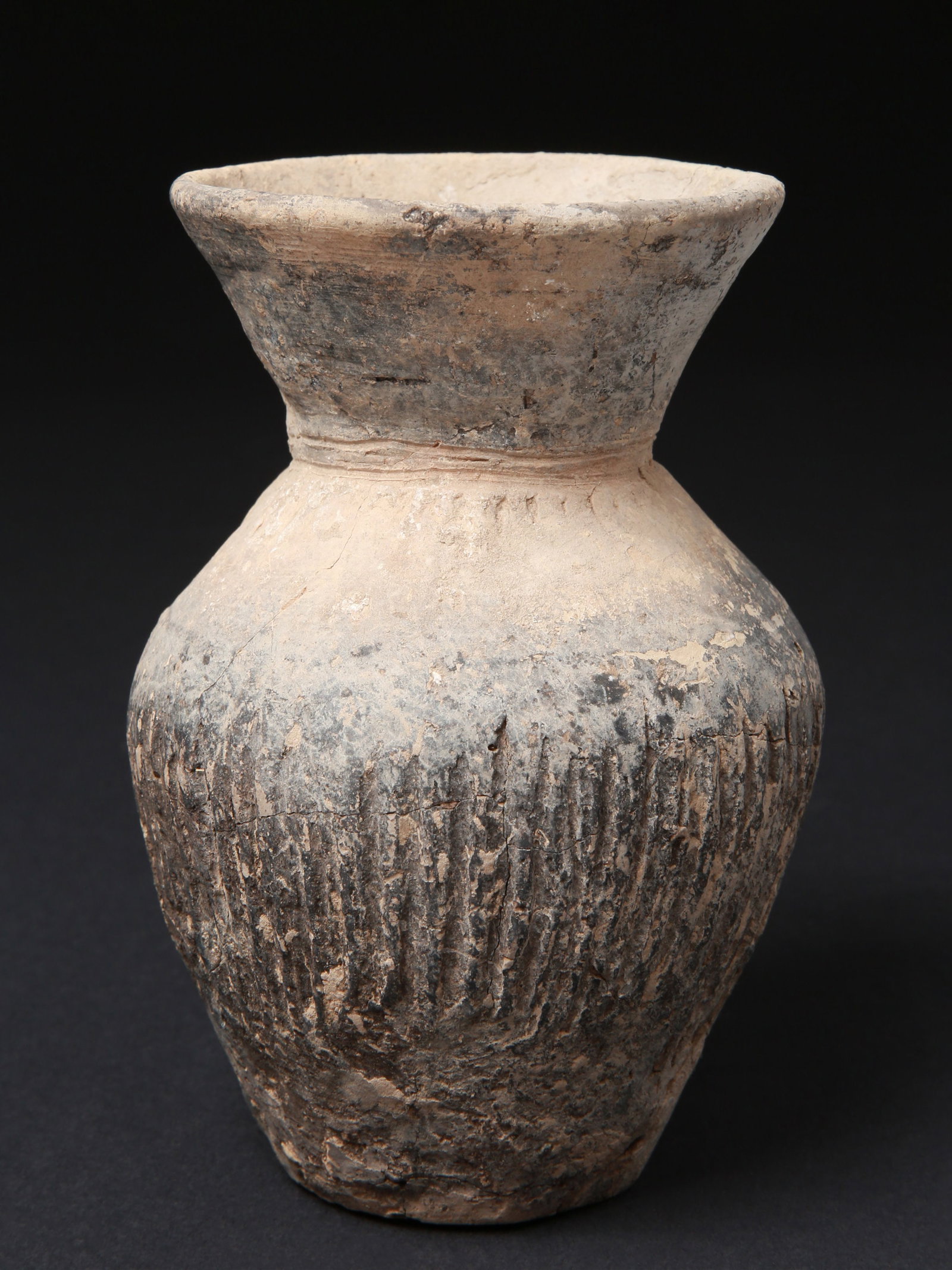 A Chinese Qijia Culture Cord-Impressed Jar: Gefäss mit Schnurprägung Qijia-Kultur. China Ohne Sockel / without base Terrakotta. H 16 cm. Ø 11 cm. Provenienz: Schweizer Privatsammlung, Basel. CHF 100 / 200