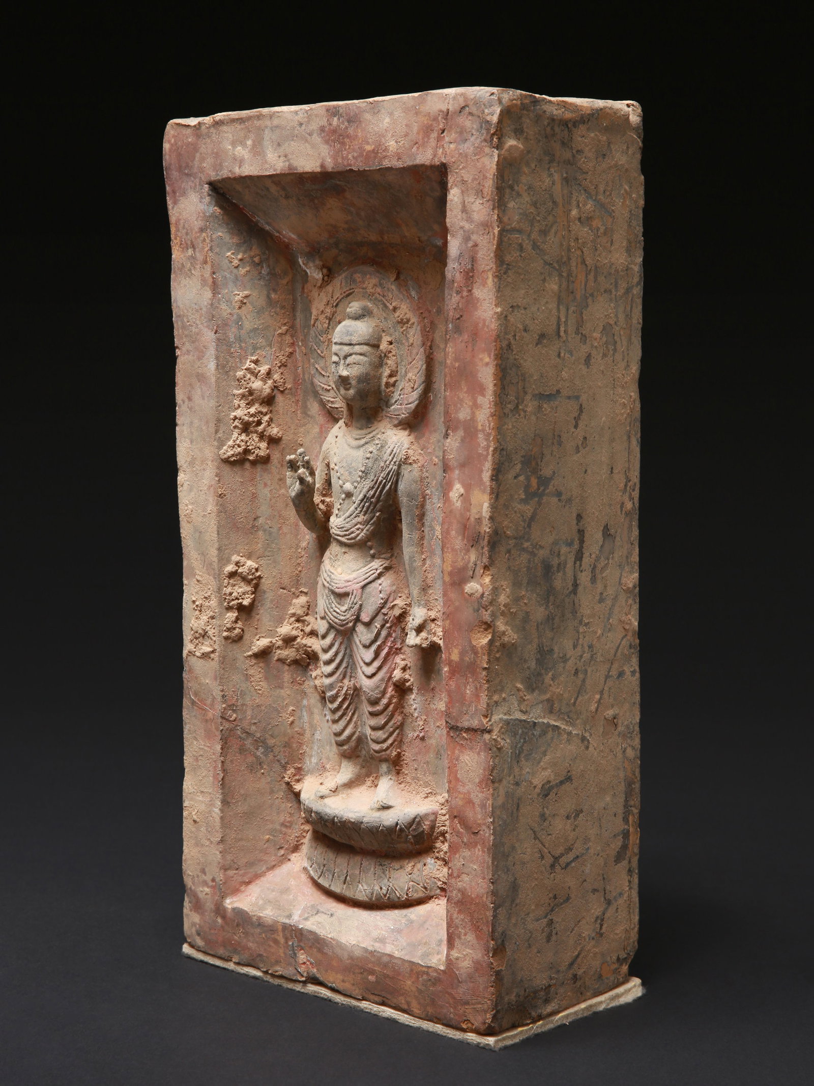 A Northern Wei Buddhist Relief Brick: Buddhistischer Reliefziegel Wei-Dynastie. China Ohne Sockel / without base Keramik. H 40 cm. B 20 cm. Provenienz: - Mr. C. M., London. - TimeLine Auctions, Harwich, 23.02.2021, Lot 1416. - Schweizer P