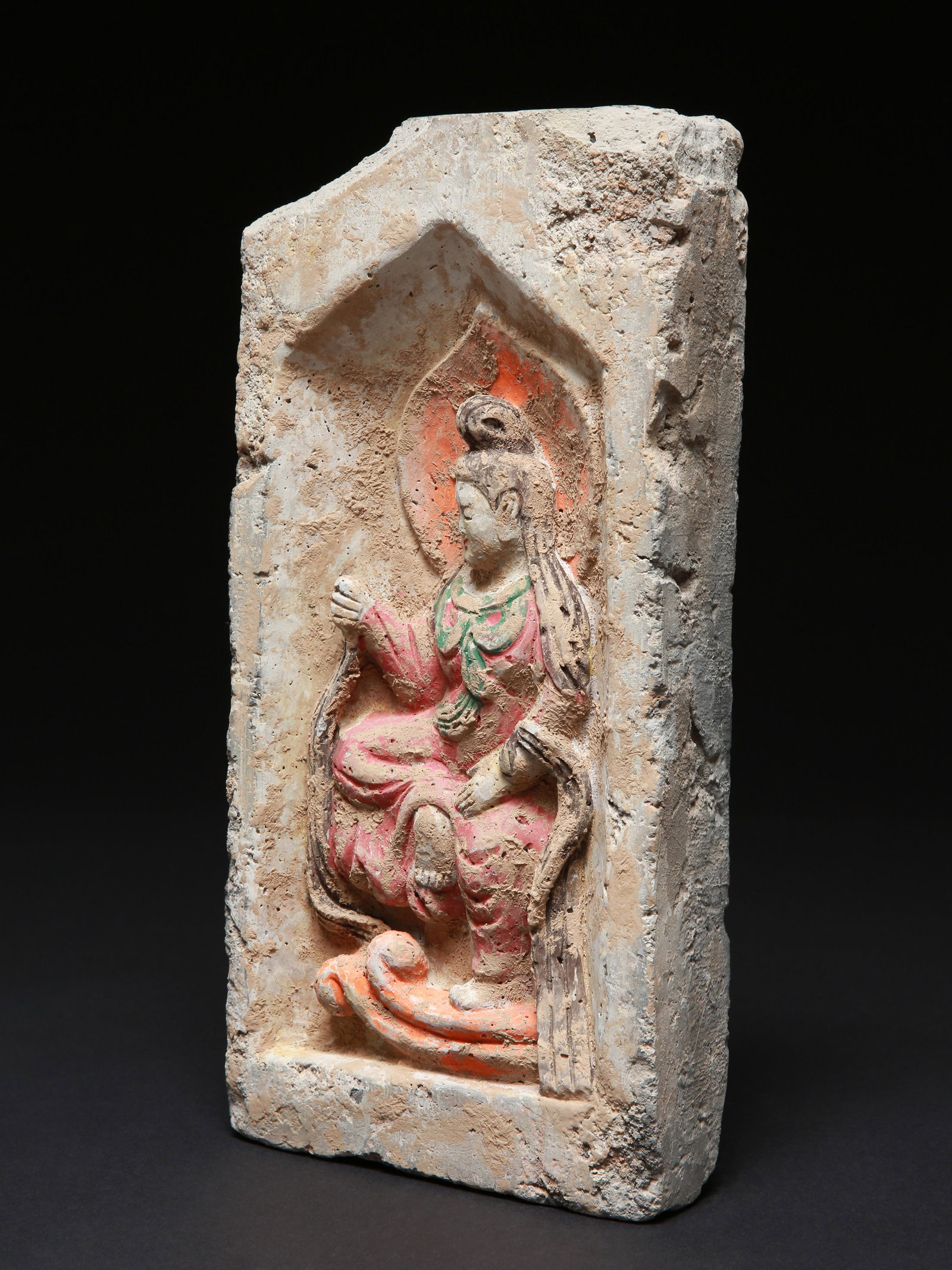 A Northern Wei Buddhist Relief Brick: Buddhistischer Reliefziegel Wei-Dynastie. China Ohne Sockel / without base Keramik. H 33 cm. B 16,5 cm. Provenienz: - Japanische Sammlung. - Mr. C. M., London. - TimeLine Auctions, Harwich, 23.02.2021
