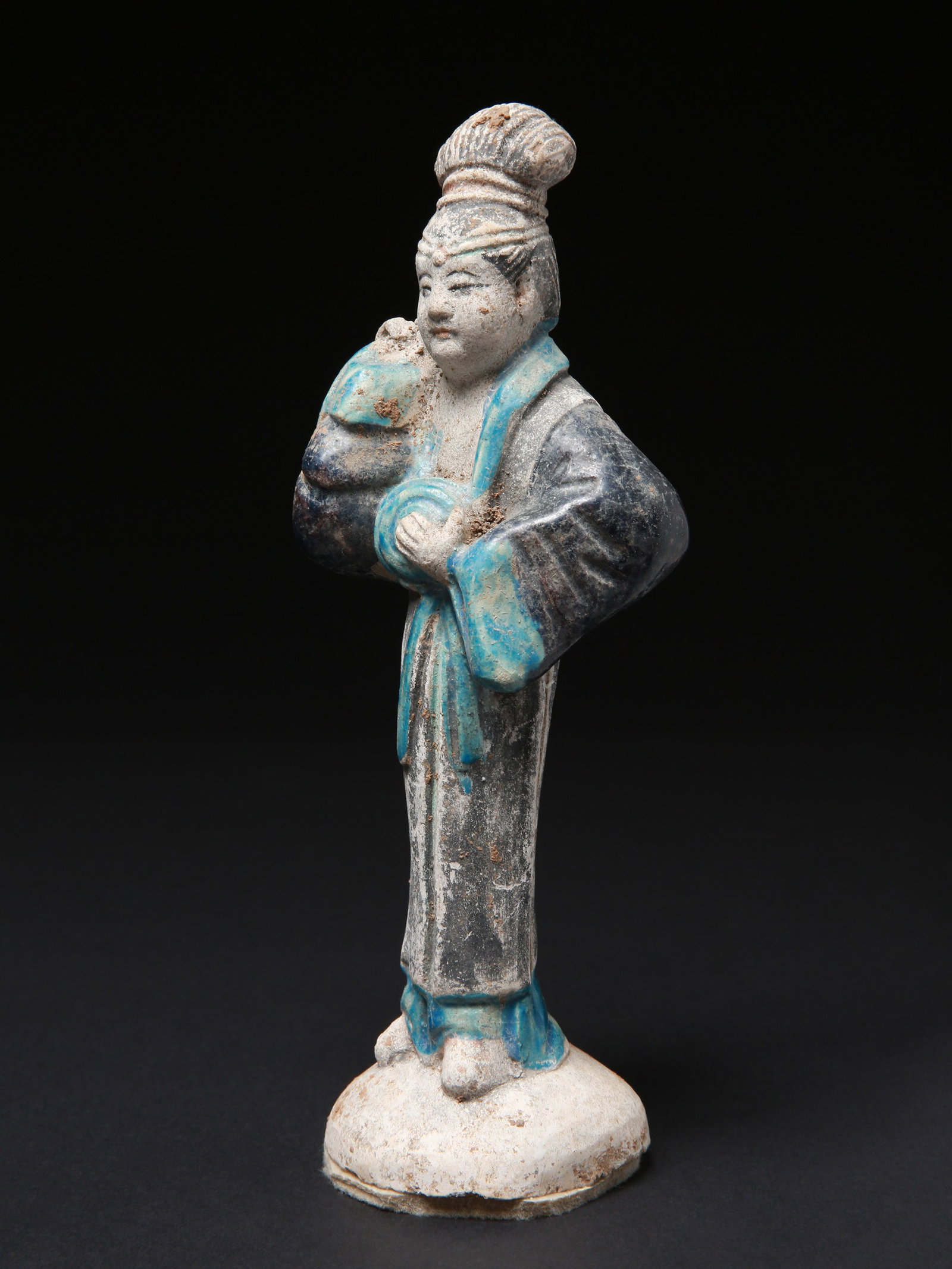 A Ming Tomb Attendant Figure: Grabfigur Ming Dynastie. China Ohne Sockel / without base Terrakotta. H 24 cm. Provenienz: Schweizer Privatsammlung, Basel. CHF 100 / 200