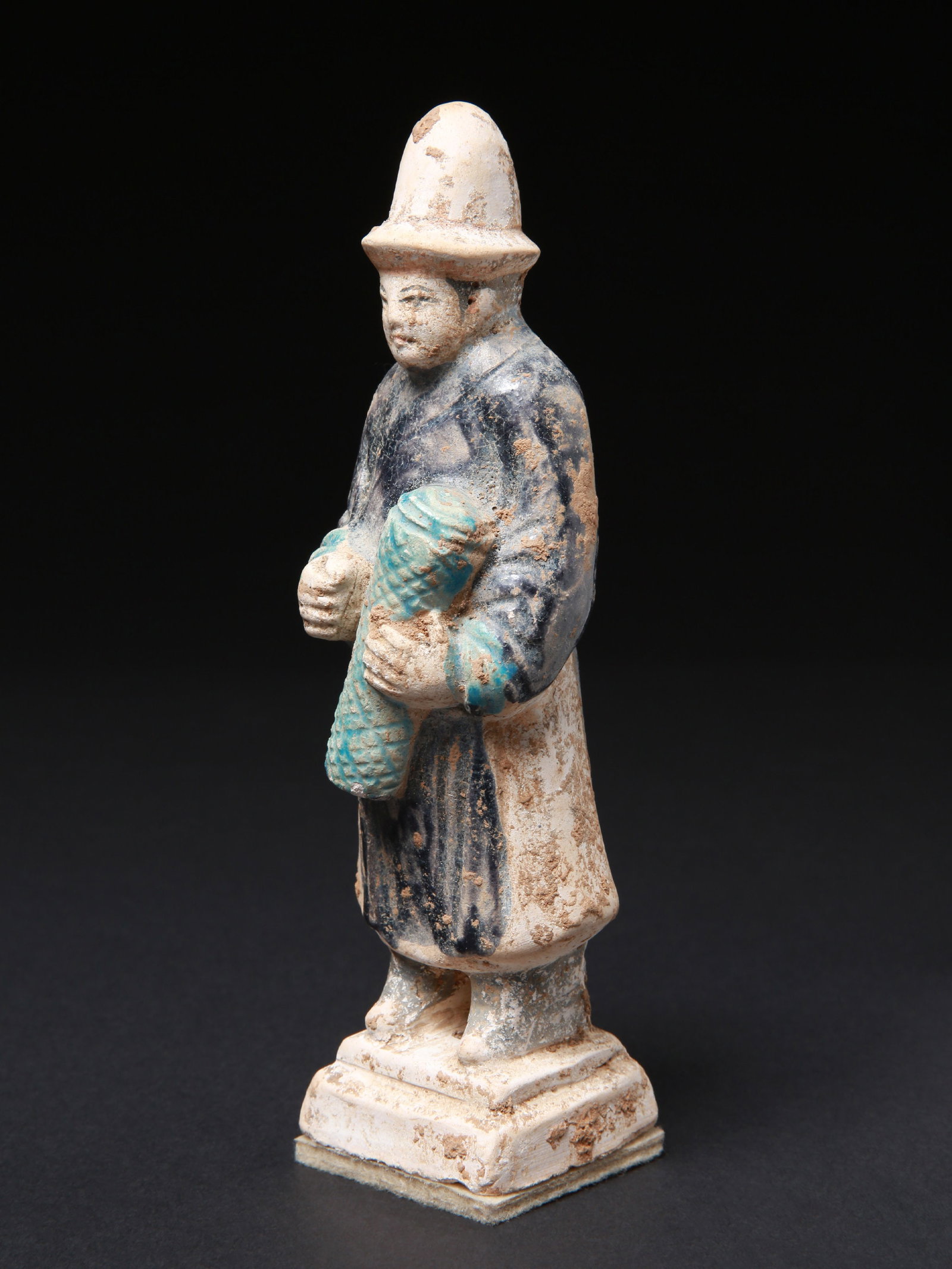 A Ming Tomb Attendant Figure: Grabfigur Ming Dynastie. China Ohne Sockel / without base Terrakotta. H 19,5 cm. Provenienz: - Britische Privatsammlung. - Sammlung E.C. - Pax Romana Auctions, London, 11.10.2020, Lot H170. - Schweize