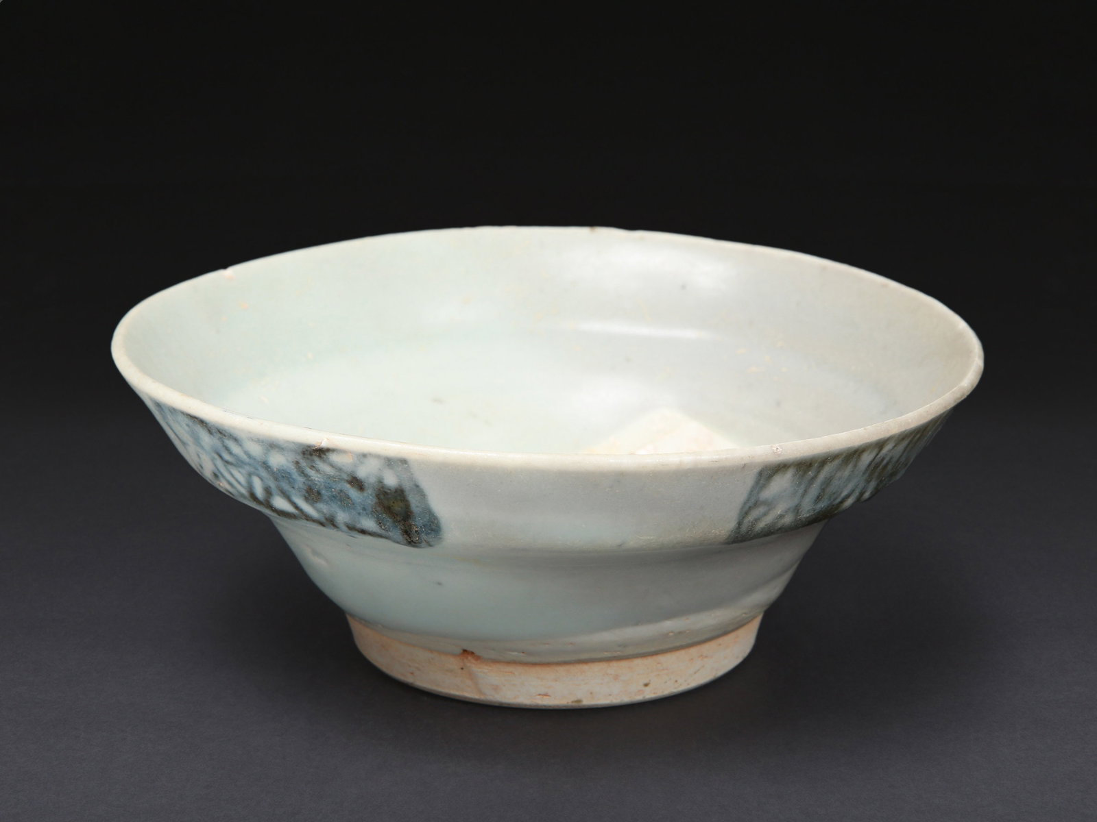 A Chinese Ming Dish with Floral Motifs: Schale mit Blumenmotiven Ming Dynastie. China Ohne Sockel / without base Keramik. H 6,5 cm. Ø 16,5 cm. Provenienz: - Aus dem Nachlass eines Sammlers aus Berkshire (von diesem 1998 bei Ancient Art
