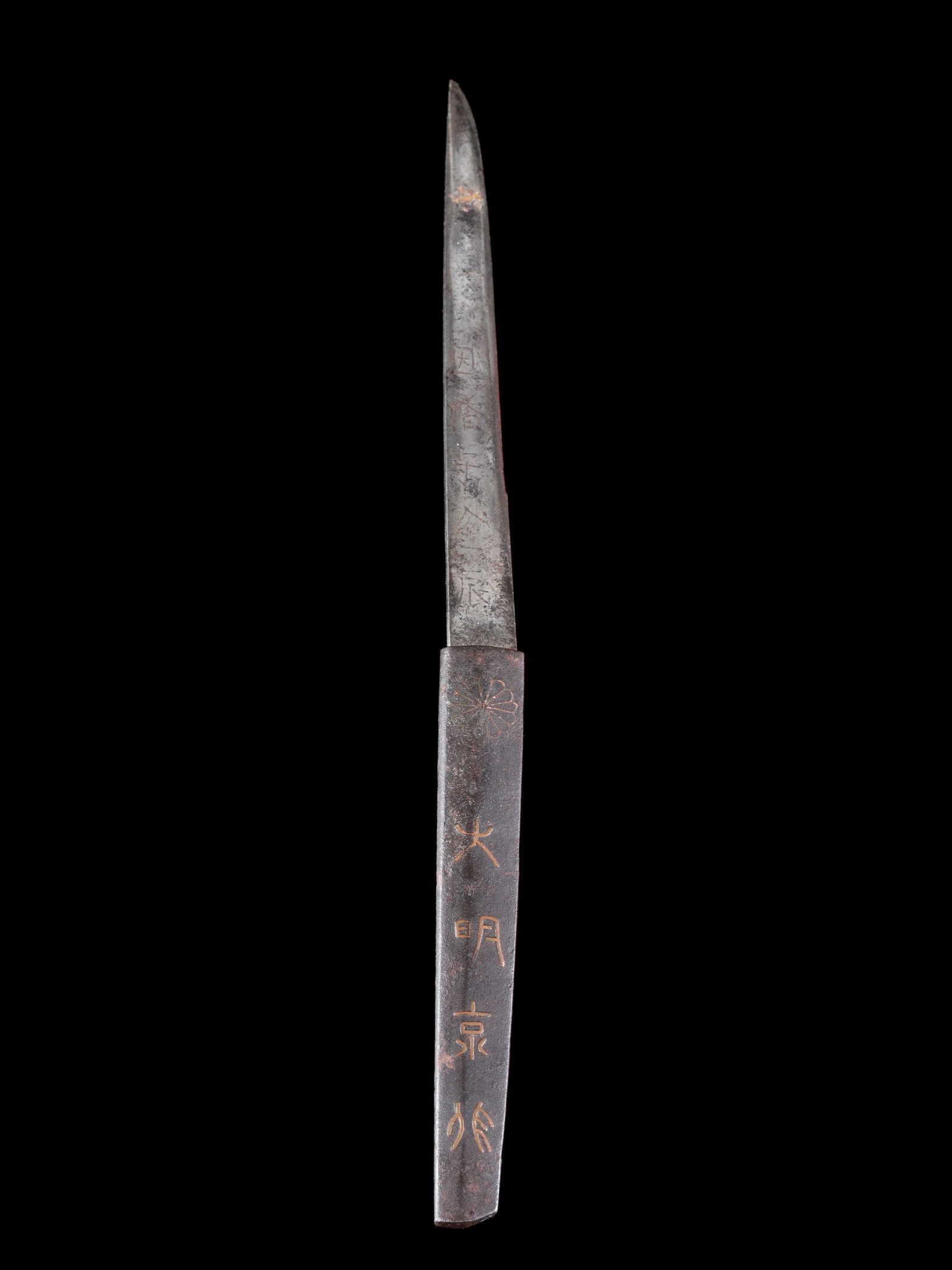 A Japanese Knife with Inscribed Handle, "kogatana kozuka": Beimesser mit beschriftetem Griff, "kogatana kozuka" Edo-Zeit. Japan Ohne Sockel / without base Eisen. L 20,5 cm. Provenienz: - Czerny's, Sarzana, Auction 132, 16.06.2023, Lot 165. - Schweizer Privats