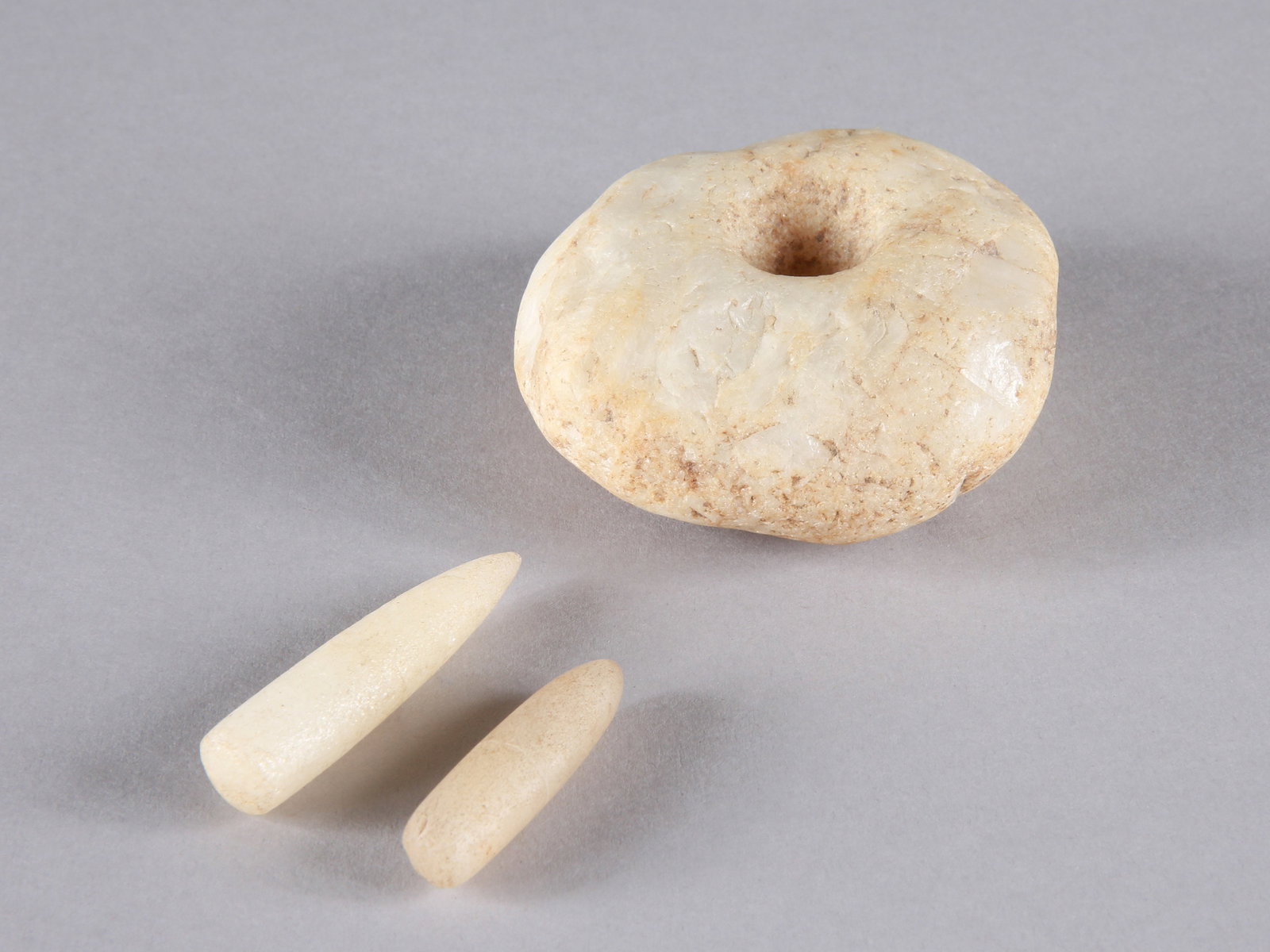3 Stone Artifacts: 3 Stein Artefakte Ohne Sockel / without base Stein. H 3 cm. B 8 cm. Provenienz: - Denise David (1928-2011), Zürich. - Hammer Auktionen, Basel, 15.07.2021, Lot 4. - Claudine und Christoph Eichele
