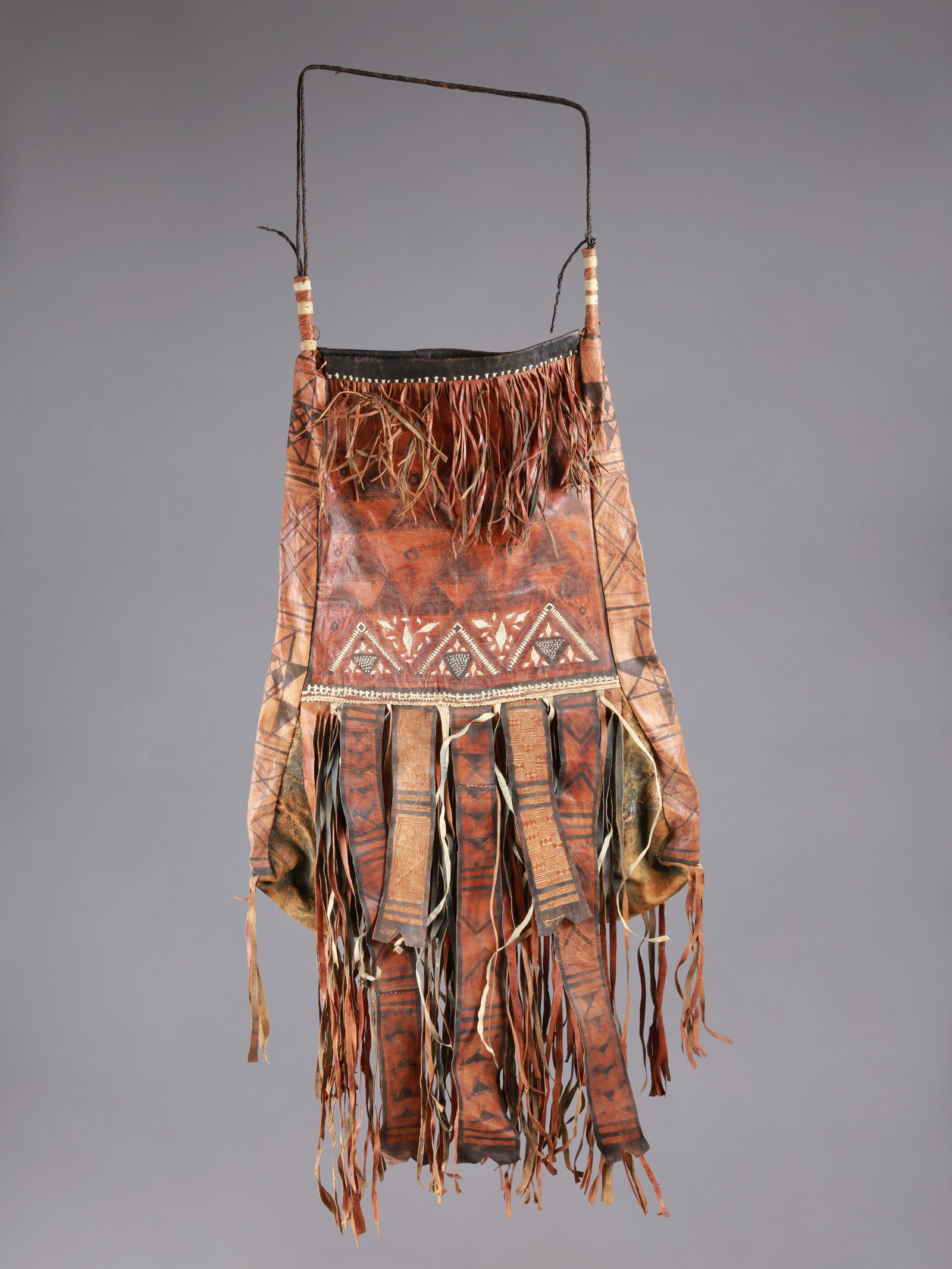 A Tuareg Travel Bag, "Tassufra": Reisesack, "Tassufra" Tuareg. Algerien, Lybien, Mali, Niger, Burkina Faso Ohne Sockel / without base Leder. B 55 cm. L 112 cm. Provenienz: - Heinz-Werner Fusbahn (1905-1958, Stuttgart/Basel) und