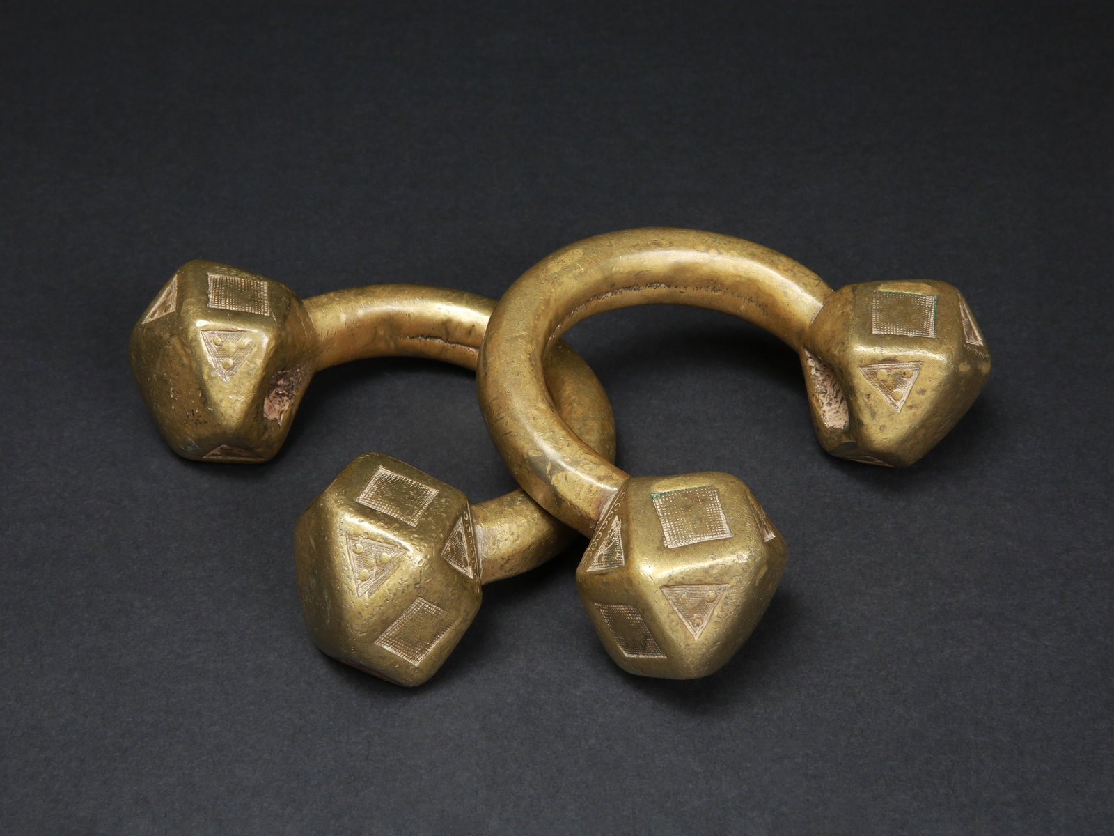 A Pair of Tuareg (Iwellemmedan) Anklets, "elkizan": 2 Schmuckreife, "elkiss" Tuareg, Ullemmeden. Sahelgebiet (Mali, Niger, Burkina-Faso) Ohne Sockel / without base Gelbguss. B 13 cm. L 11,5 cm. Provenienz: - Rainer Köhler (1931-2013),