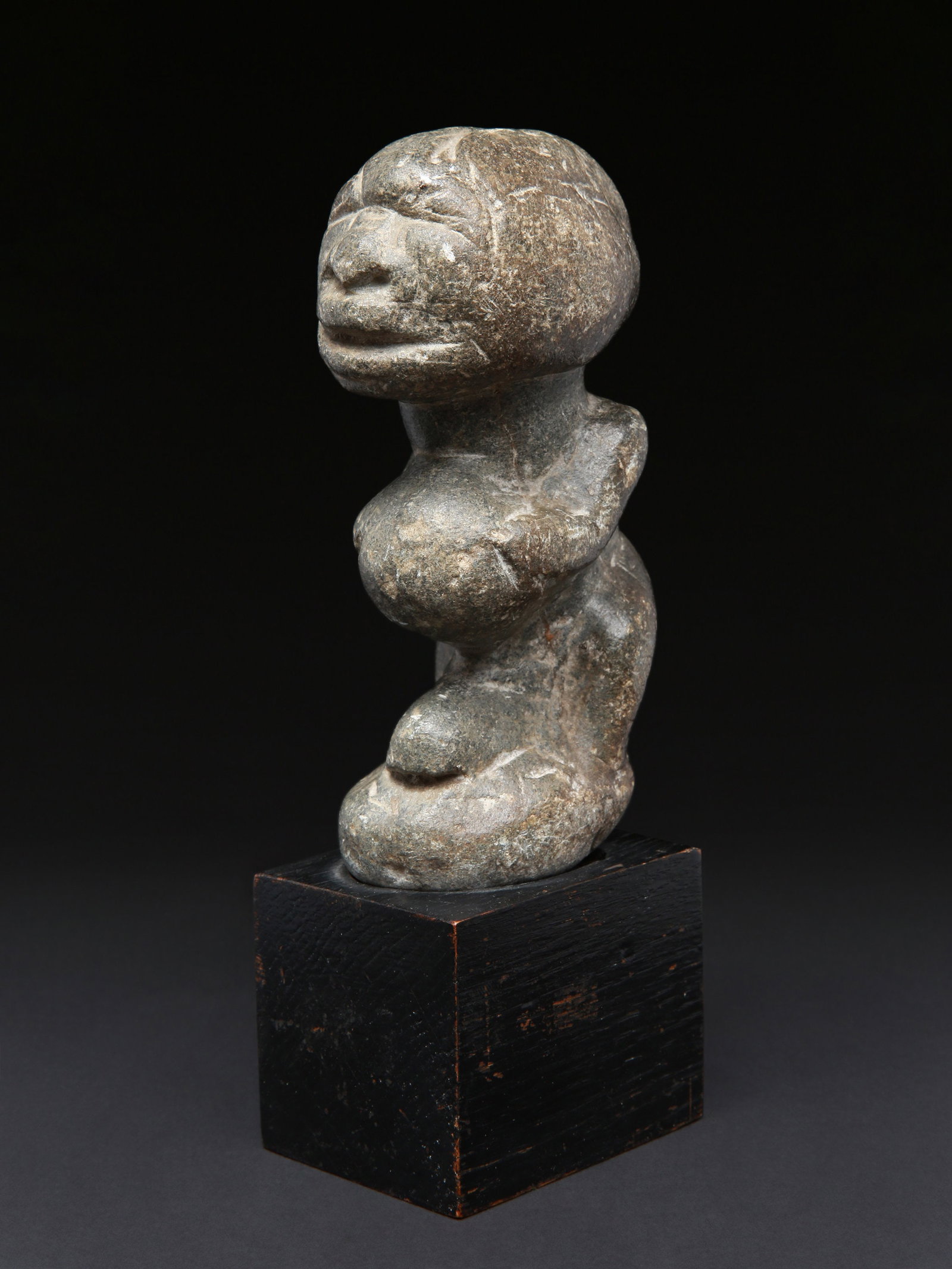 A Sapi Stone Figure, "Nomoli": Stein-Figur, "Nomoli" Sapi. Sierra Leone Mit Sockel / with base Stein. H 15,5 cm. Provenienz: - Ernst Winizki (1915-1997), Zürich. 1960er-Jahre erworben. - Estrichfund, Basel. Die meisten der bek