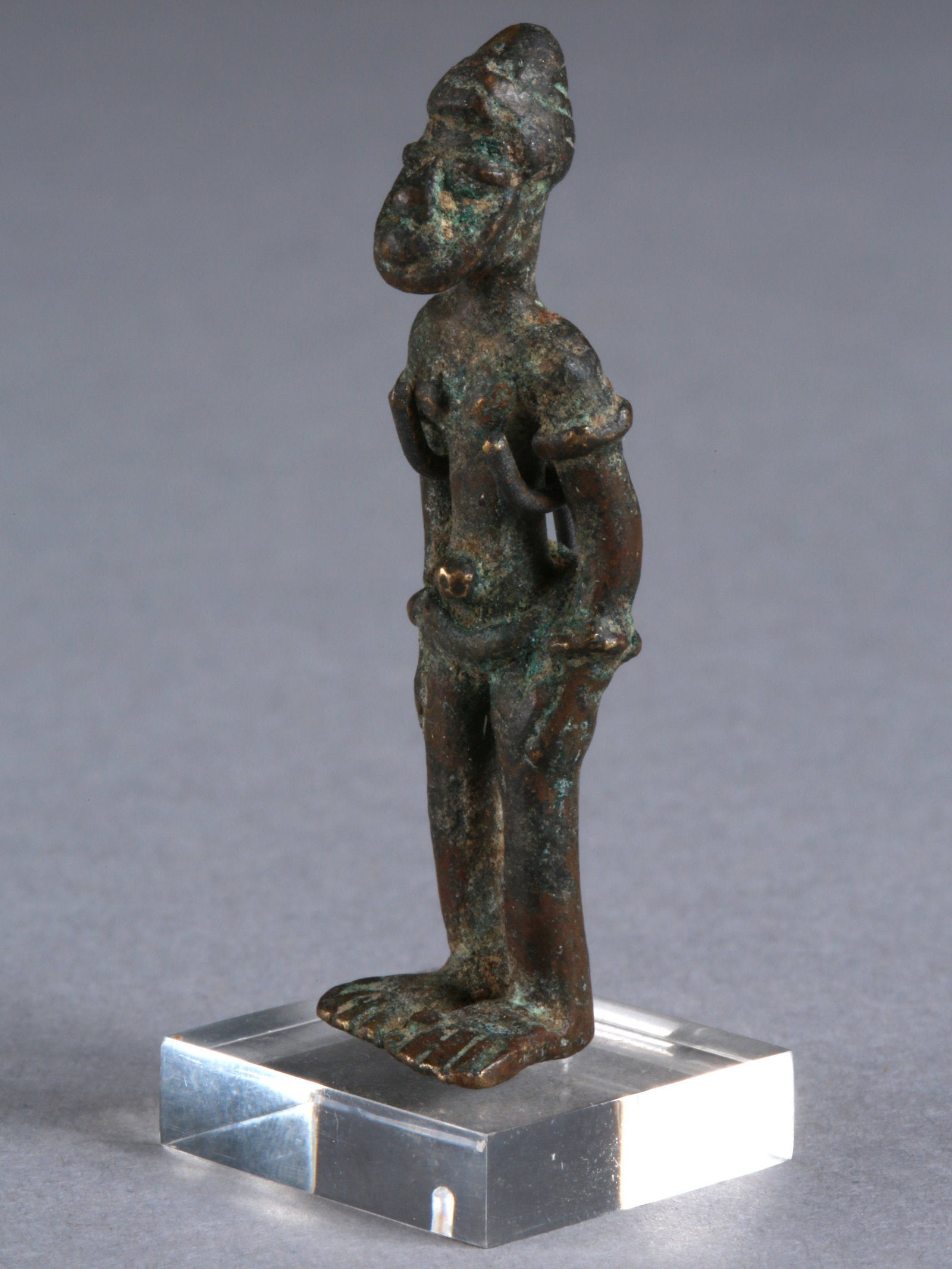 A Guimbala Bronze Miniature Figure: Miniatur-Figur Guimbala. Mali Mit Sockel / with base Kupferlegierung. H 5 cm. Provenienz: Galerie Walu, Zürich (1985). CHF 100 / 200