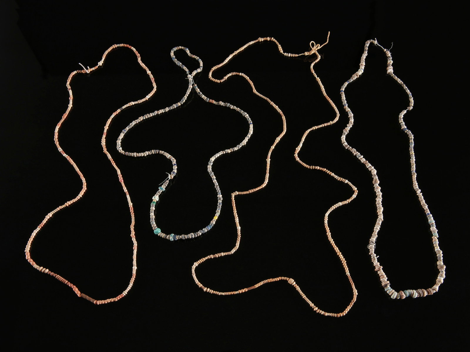4 Malian Terracotta Trade Beads Strands: 4 Terrakotta-Perlen Stränge Mali Ohne Sockel / without base Terrakotta. L 38 - 62 cm. Provenienz: - Galerie Walu, Zürich (vor 1998). - Hammer Auktionen, Basel, 29.07.2021, Lot 13. -