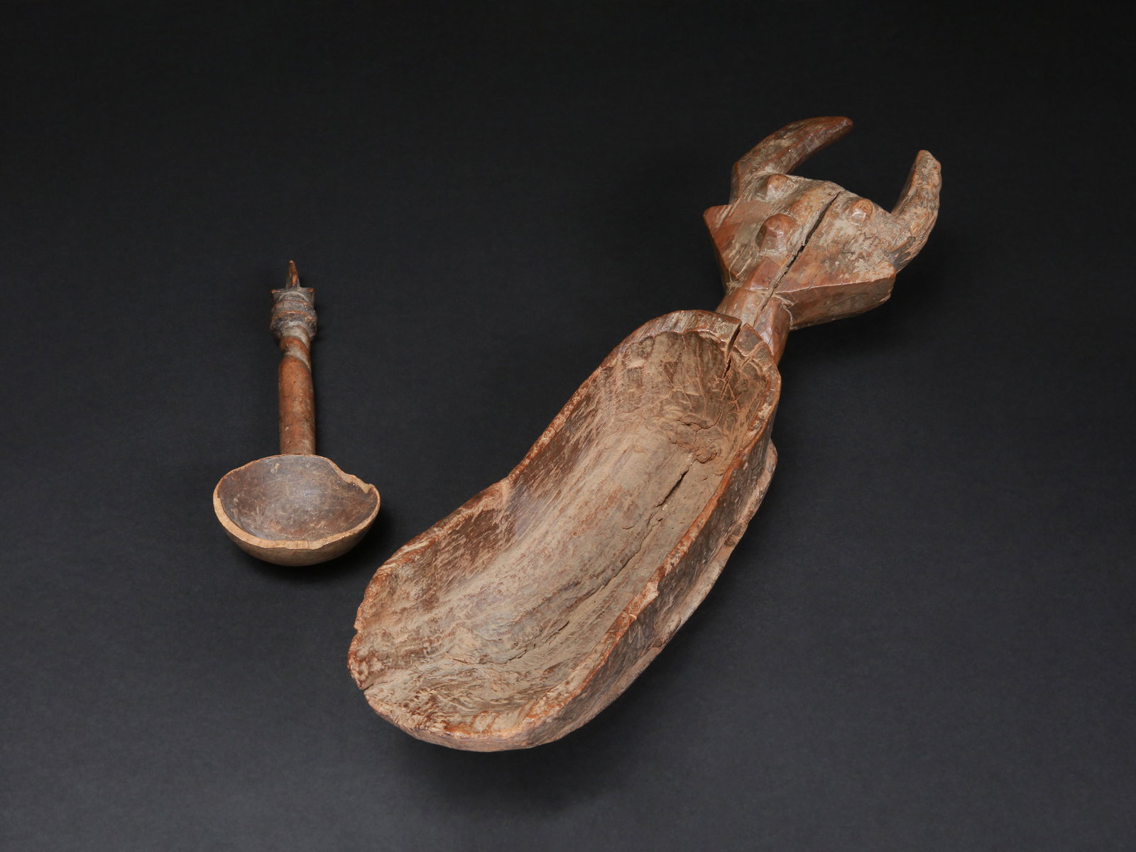 A Dan and a Guro Spoon with figurative Handles: 2 Löffel mit figürlichen Griffen Dan / Guro. Côte d’Ivoire Ohne Sockel / without base Holz. H 22 - 43,5 cm. Provenienz: - Galerie Ethnographica Henseler, München. - 1988: