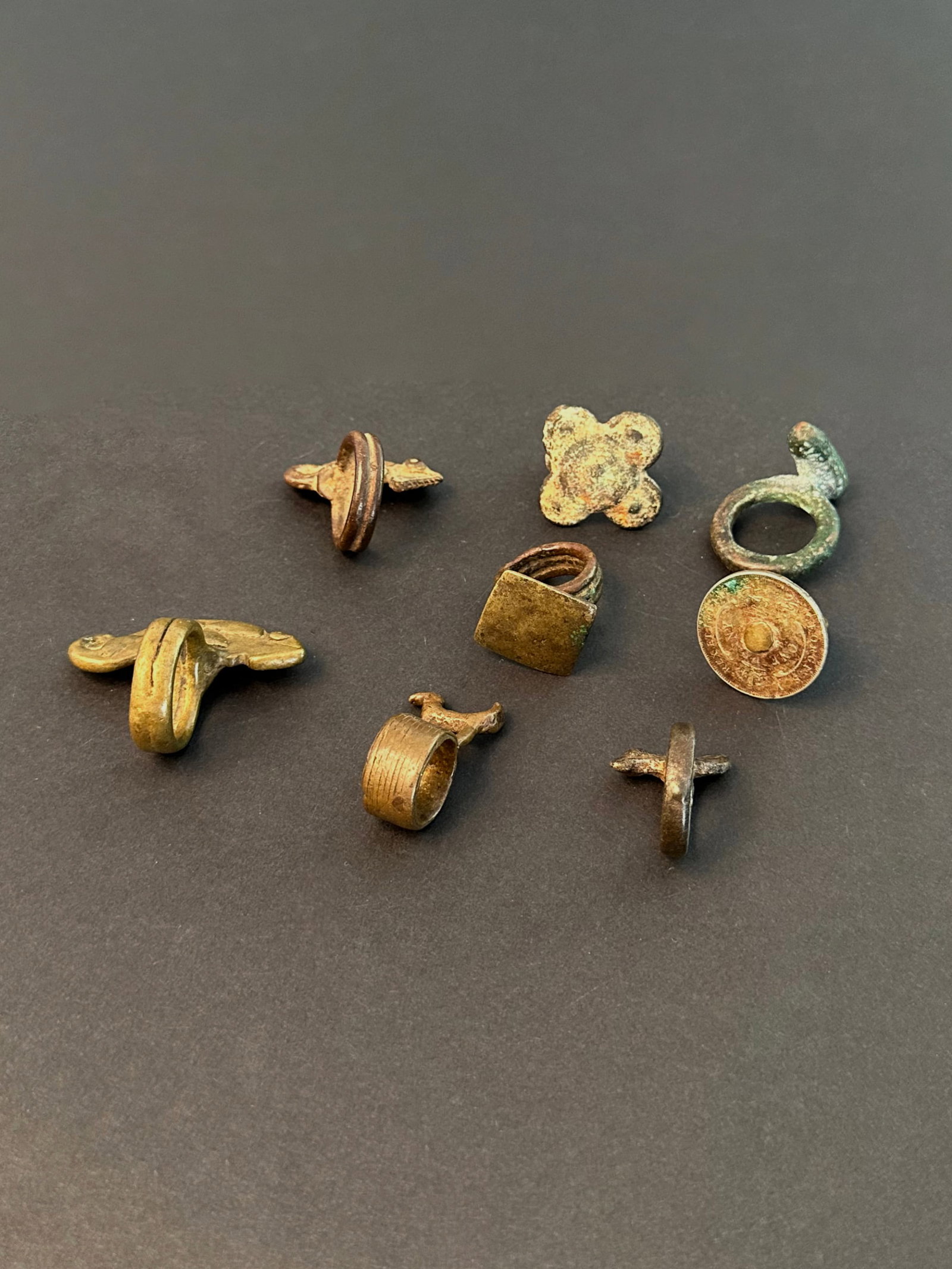 8 Dogon and Senufo Bronze Rings with figurative motifs: 8 Fingerringe mit plastisch gestaltetem figürlichem Ringkopf Dogon / Senufo. Mali / Côte d’Ivoire Ohne Sockel / without base Gelbguss. H 2,5 - 8,5 cm. Provenienz: - div. Hammer